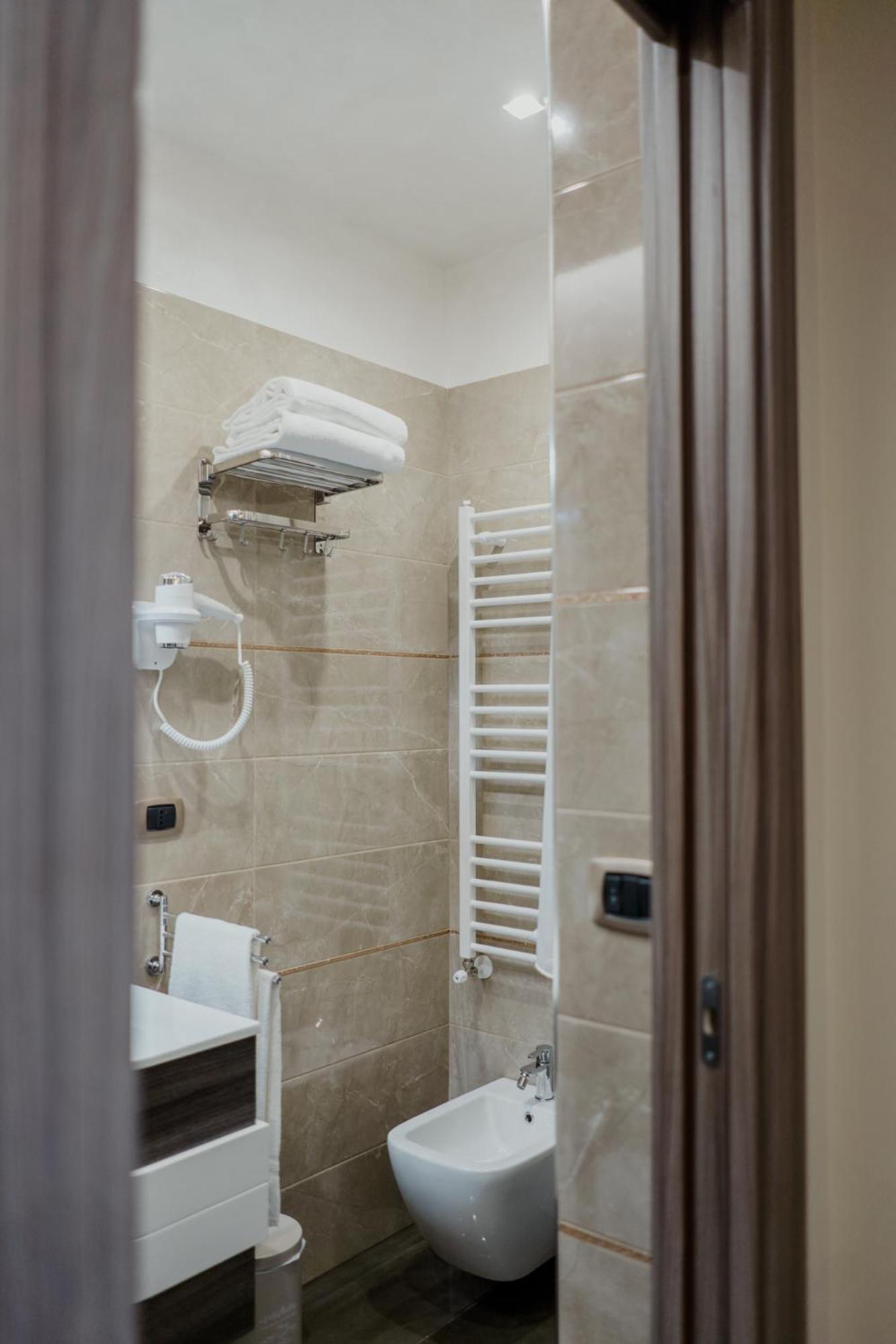 Twin Room - Photo 13