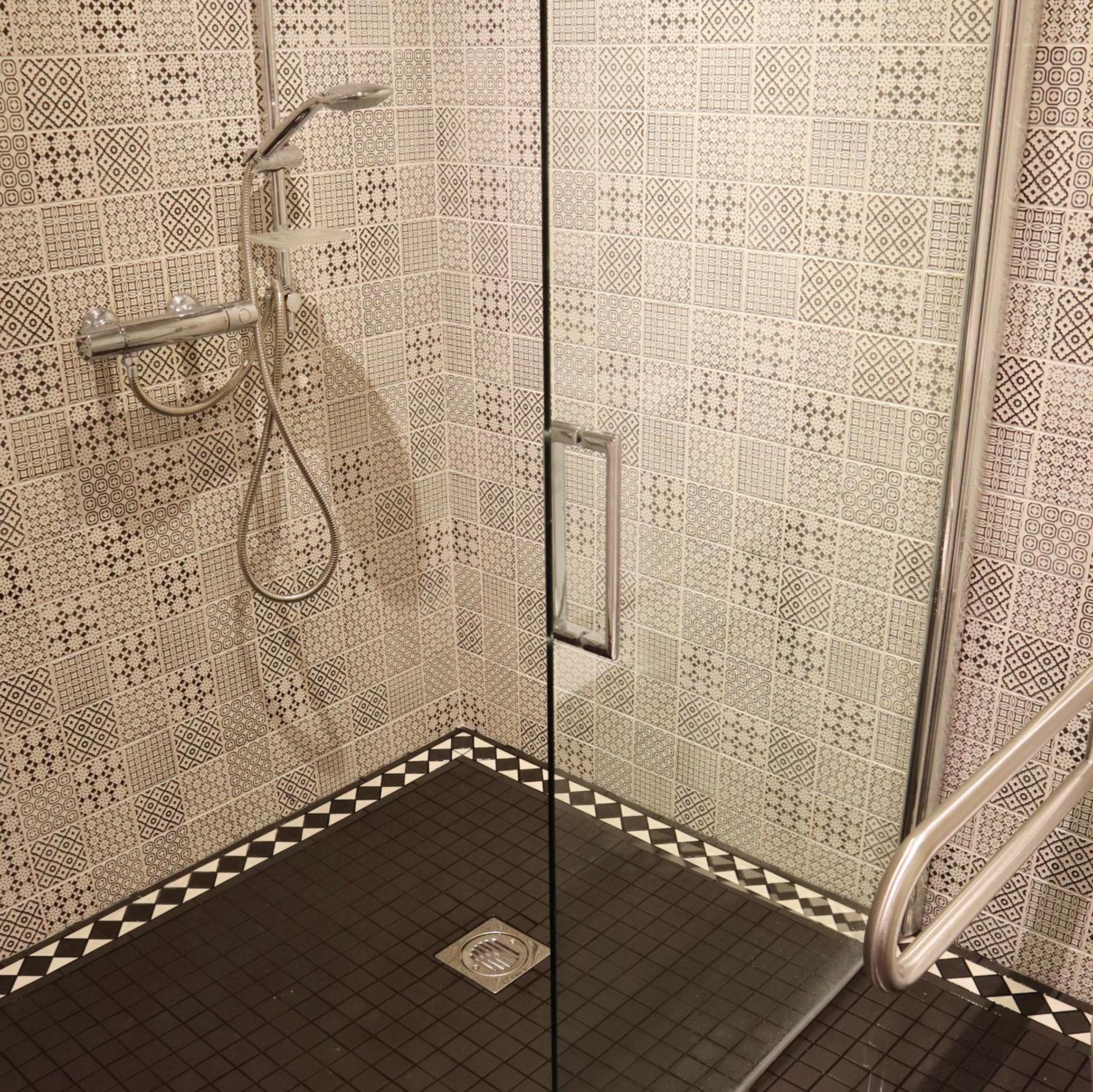 Twin Room with Shower - Photo 6