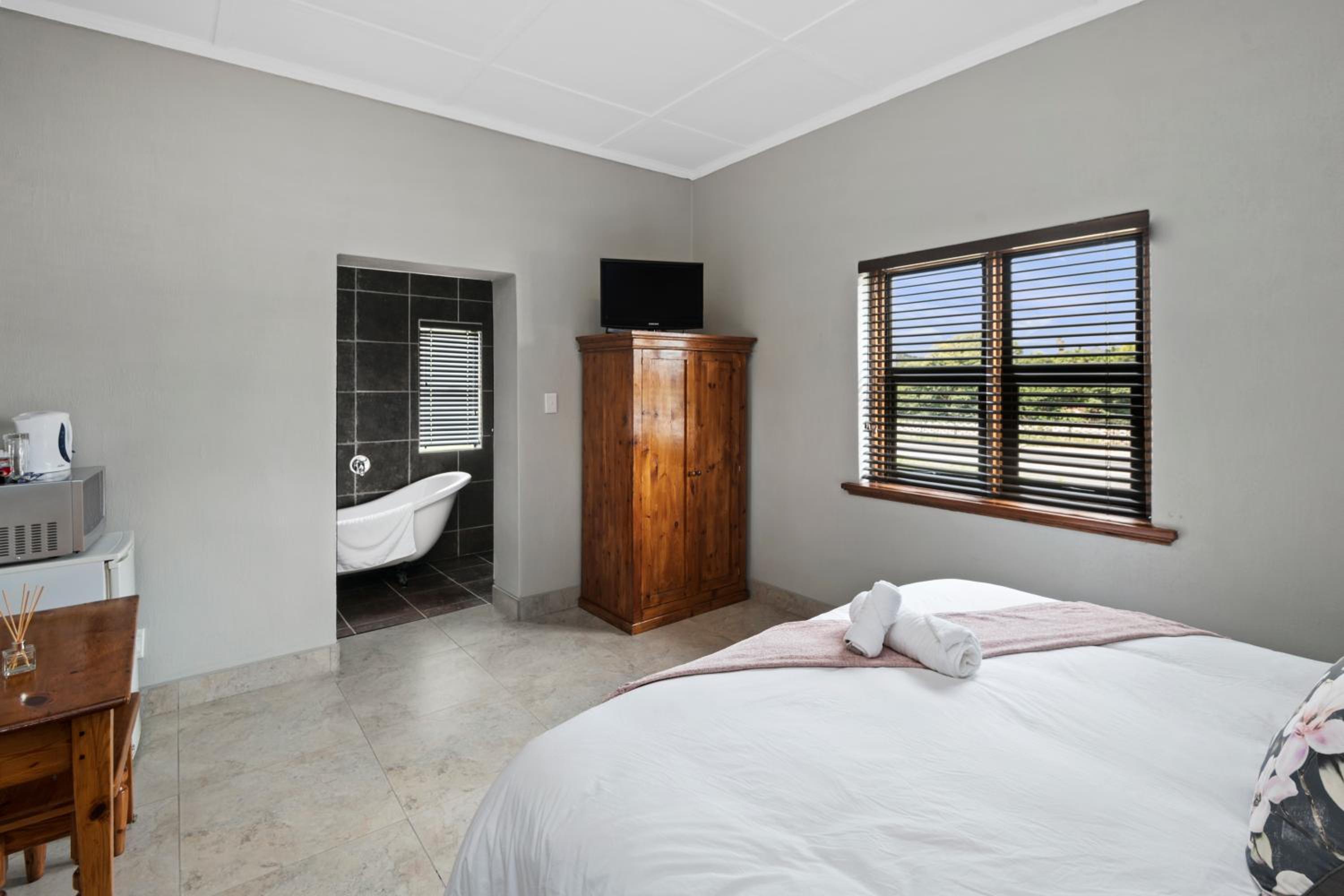 Deluxe King Room - Photo 11