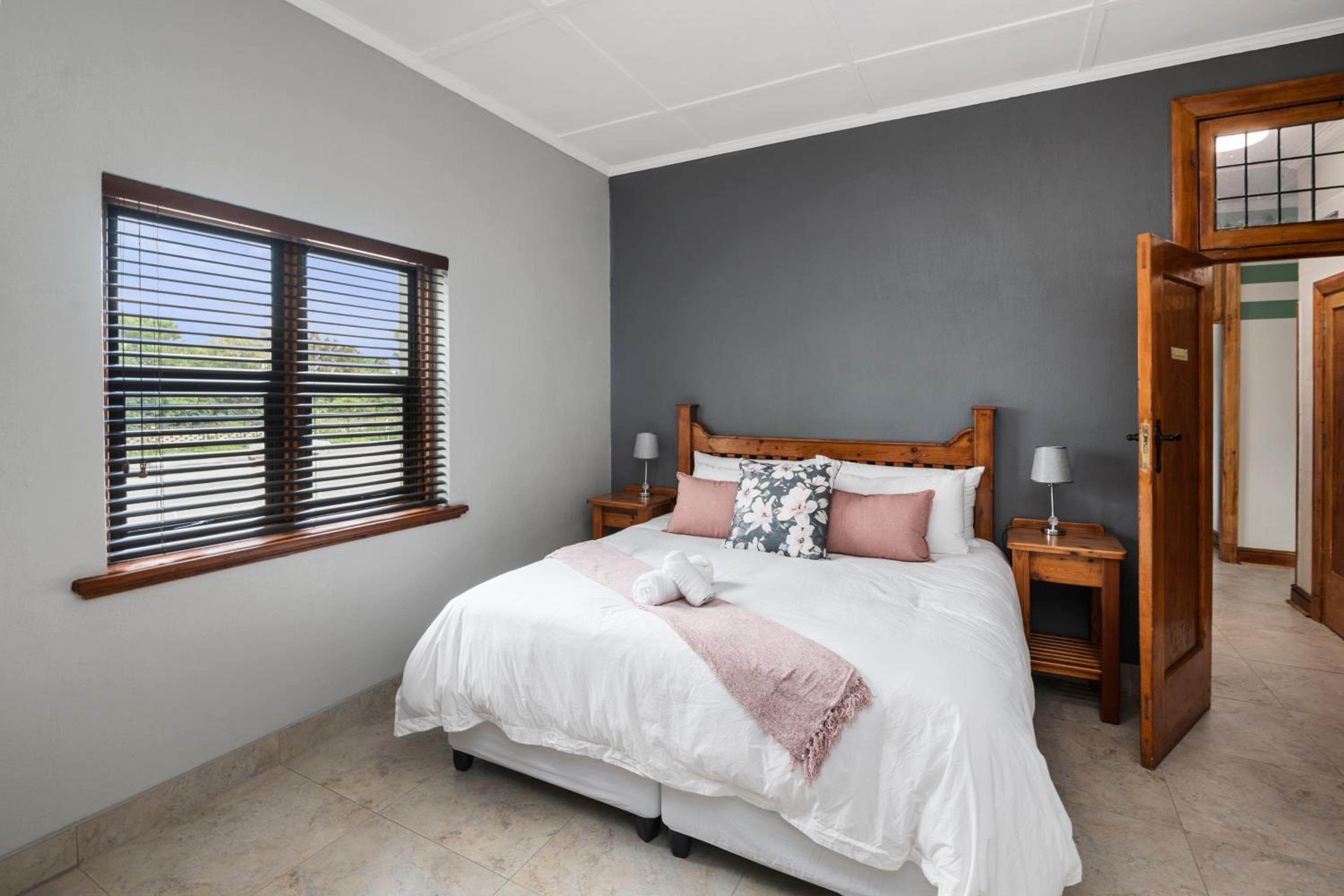 Deluxe King Room - Photo 13