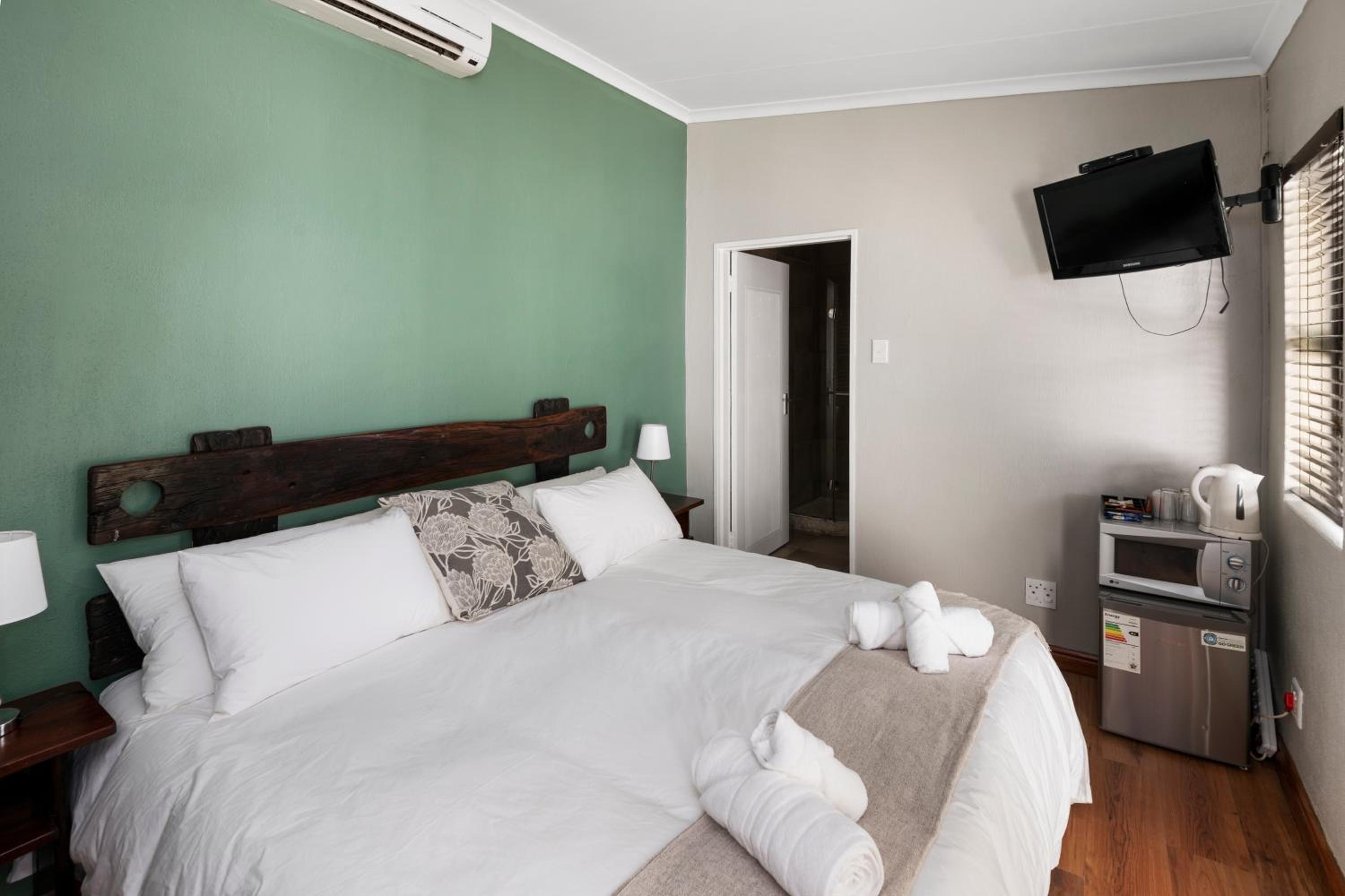 Deluxe King Room - Photo 10