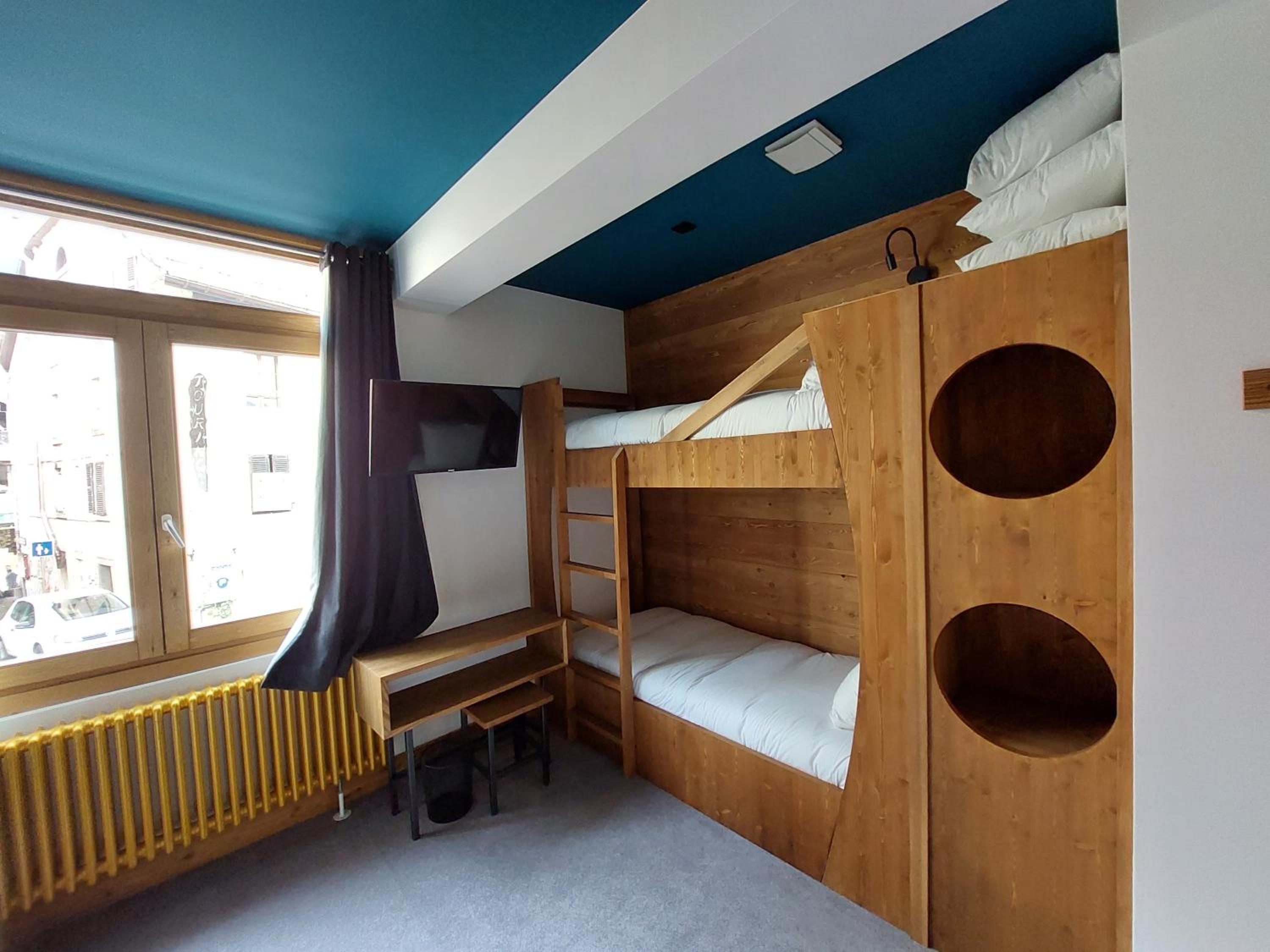 Family with cabin bedroom photo 1
