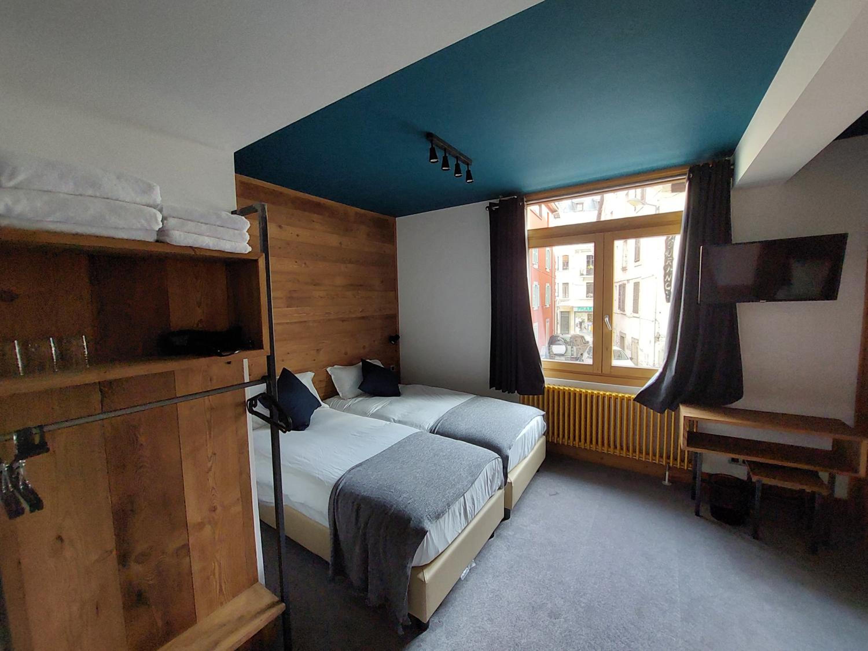 Family with cabin bedroom photo 3
