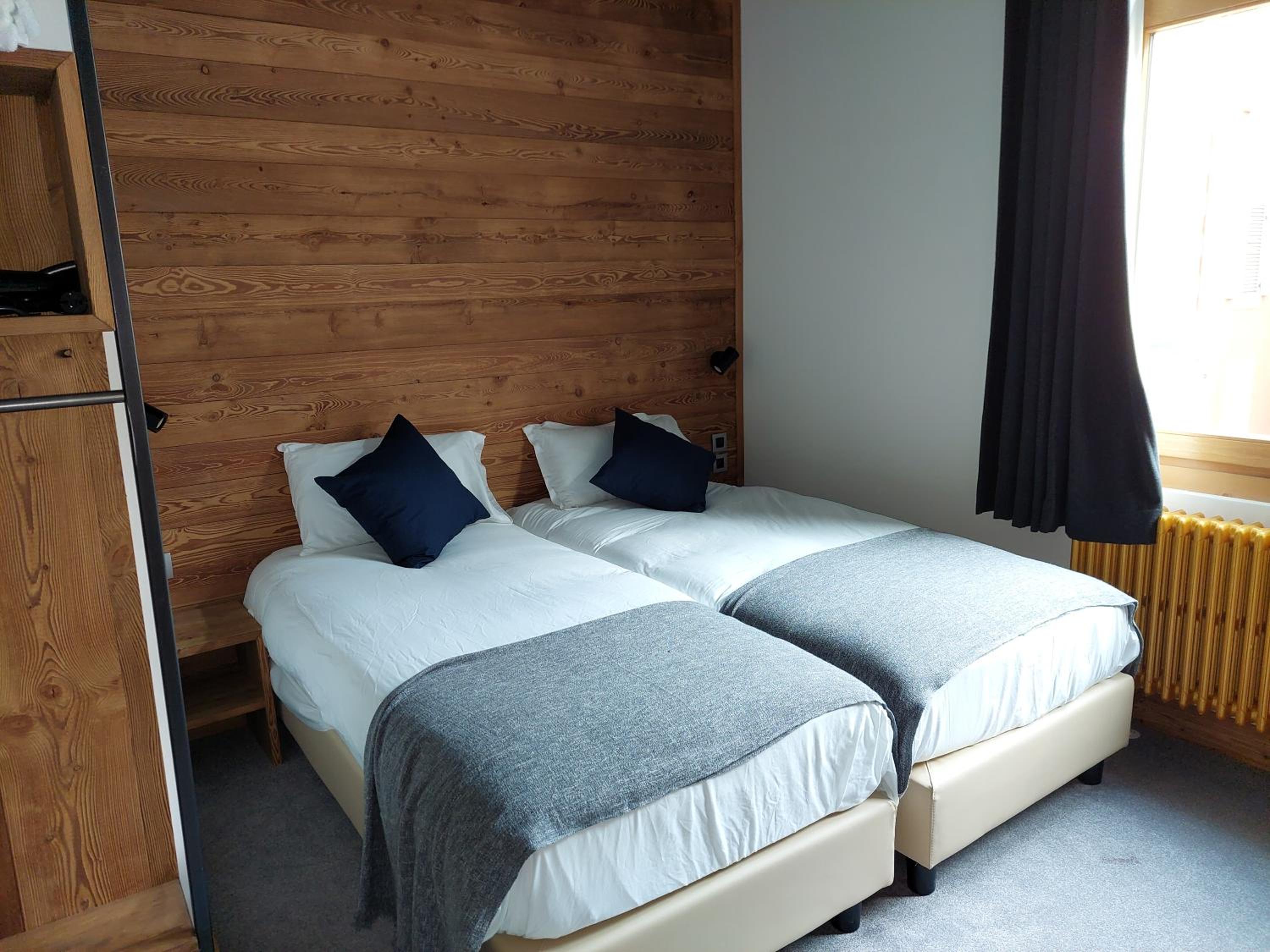Family with cabin bedroom photo 3