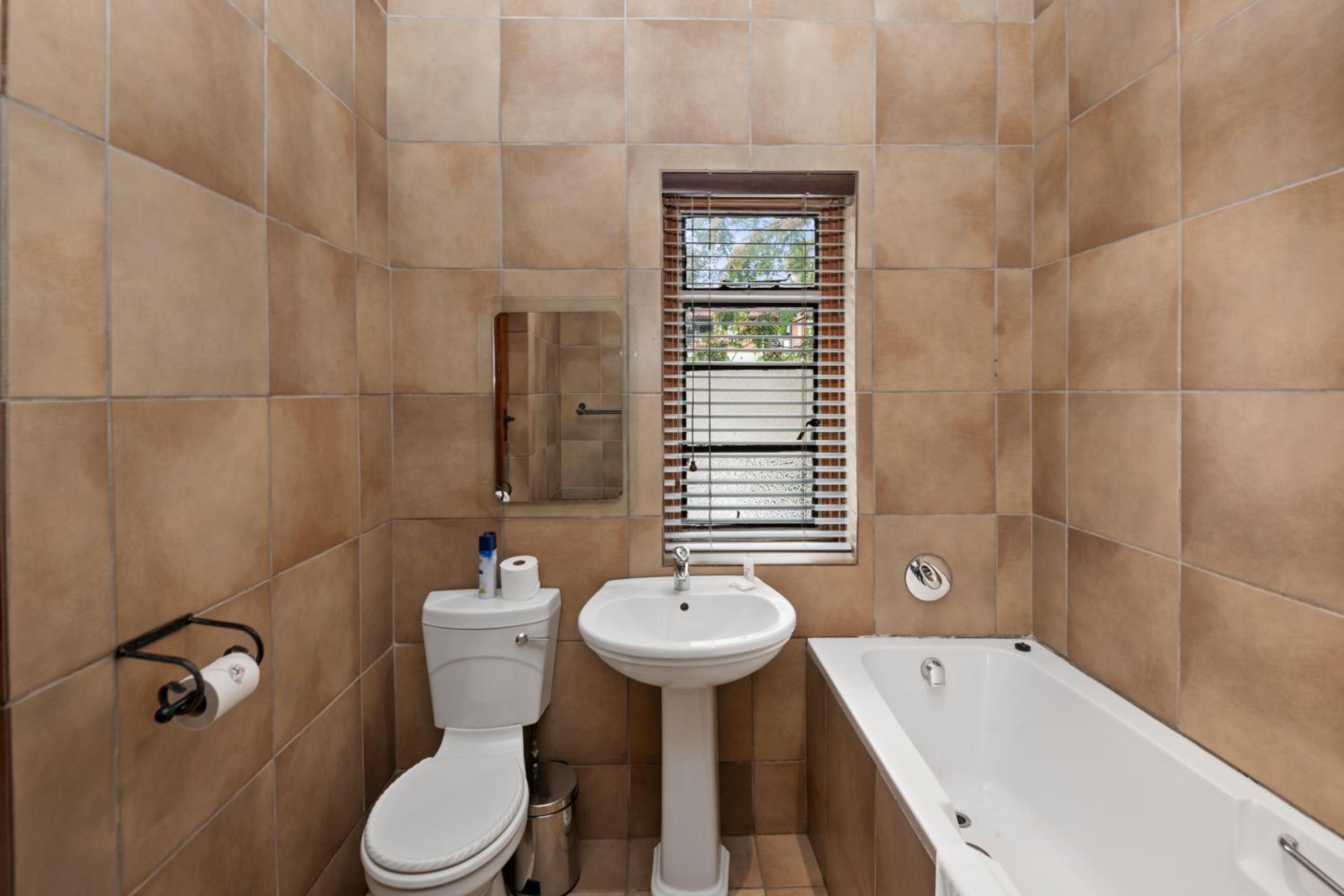 Deluxe King Room - Photo 14