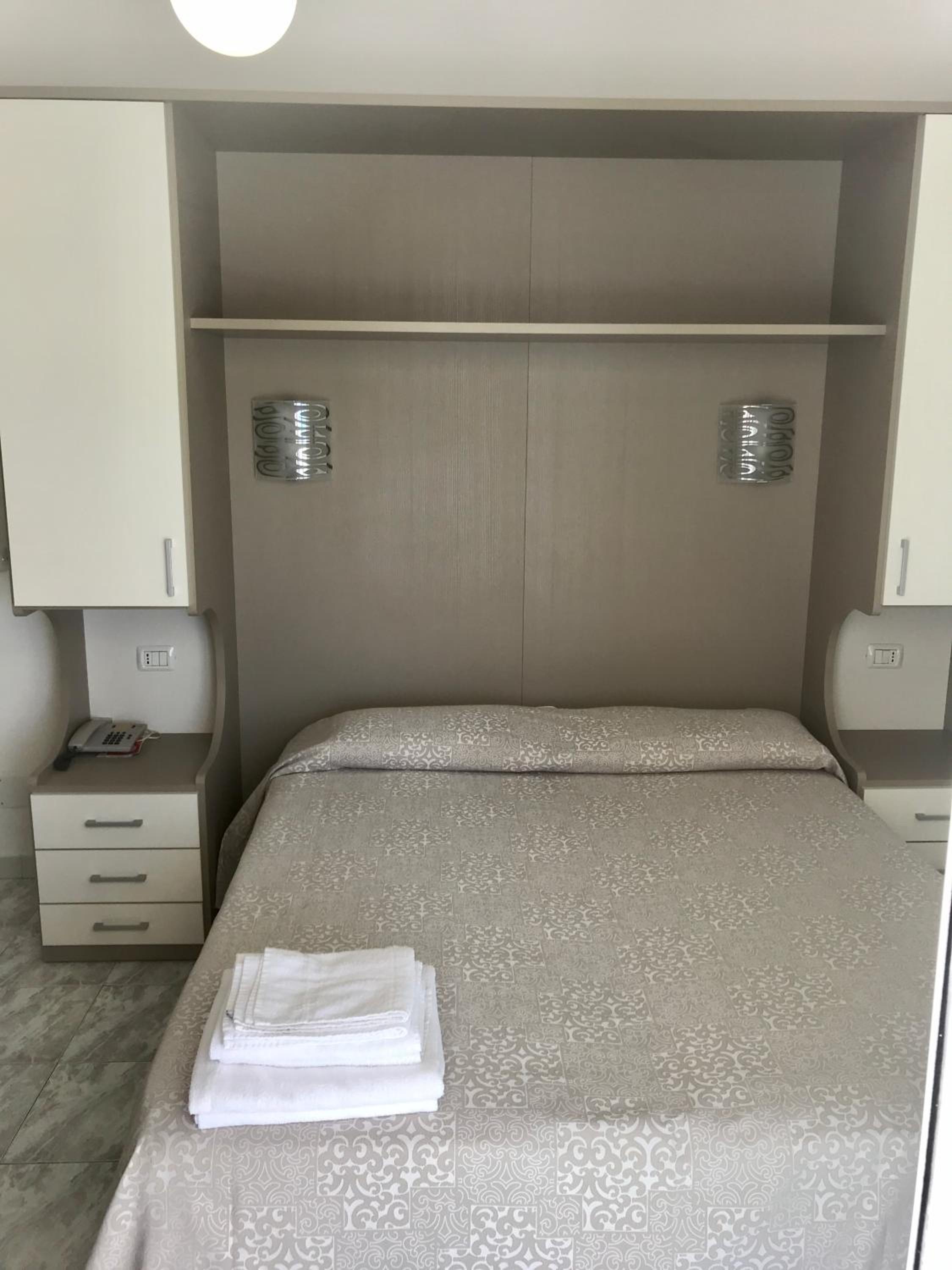 Standard Double Room - Photo 4