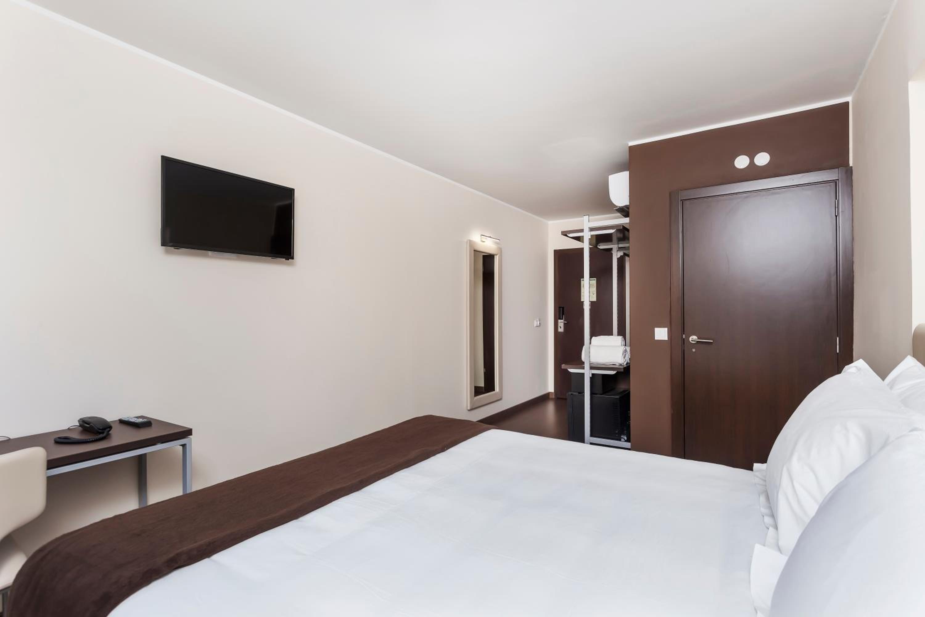 Double Room - Disability Access - Photo 1