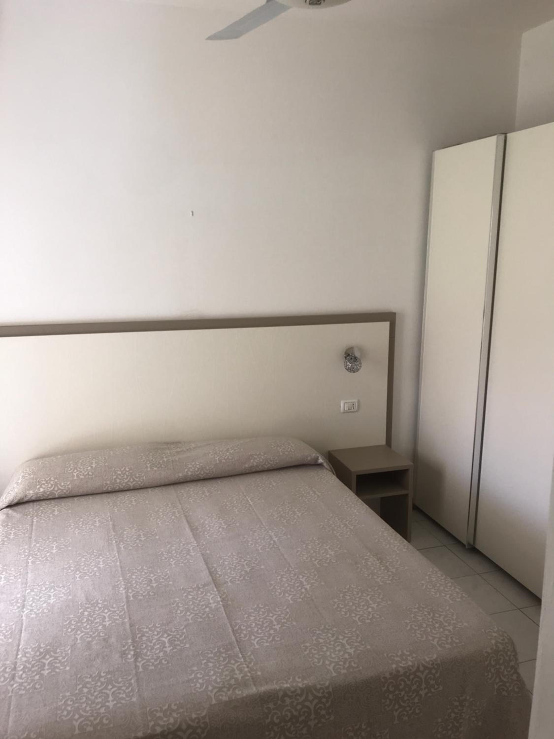 Standard Double Room - Photo 8