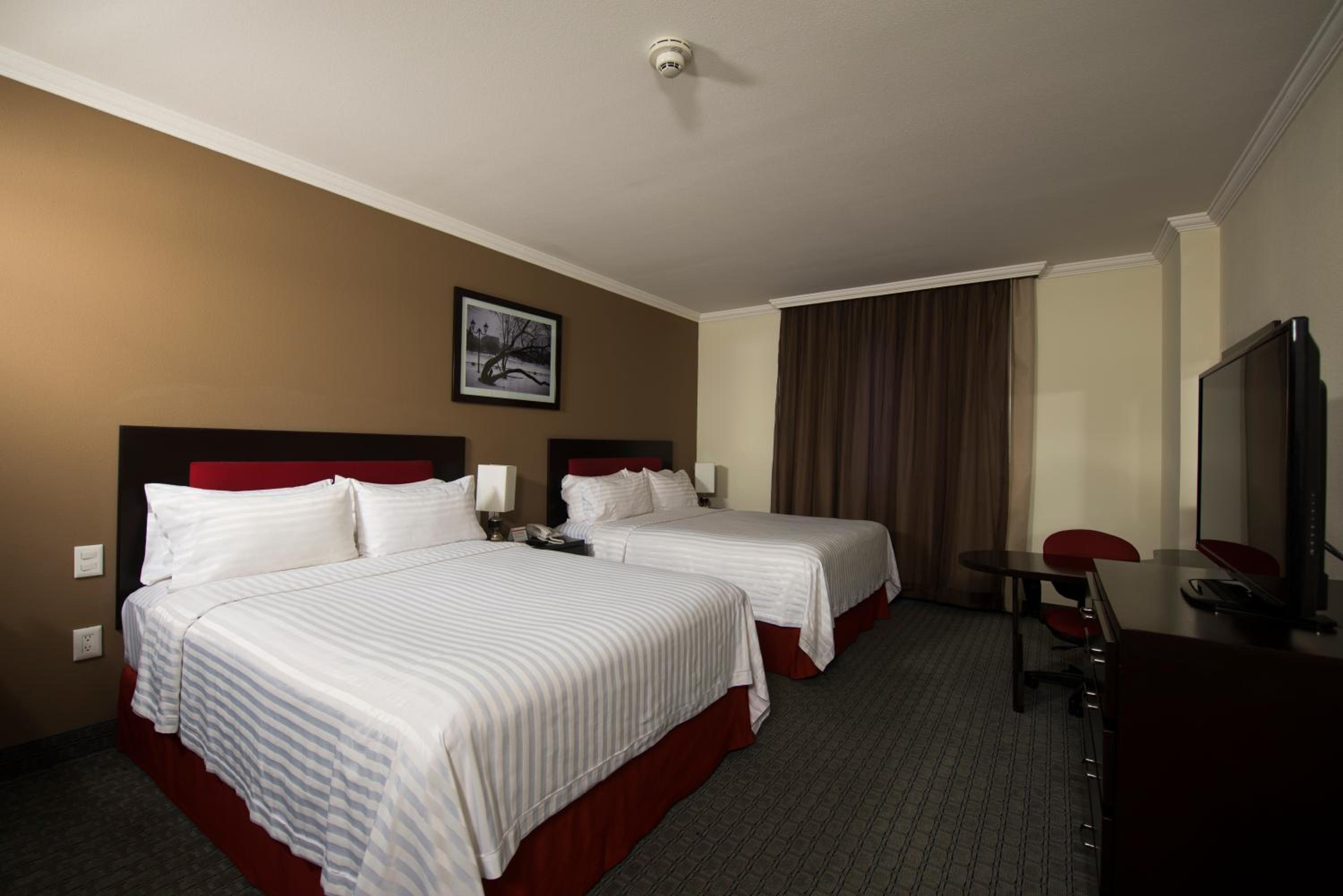 Queen Room with Two Queen Beds - Non-Smoking - Photo 3