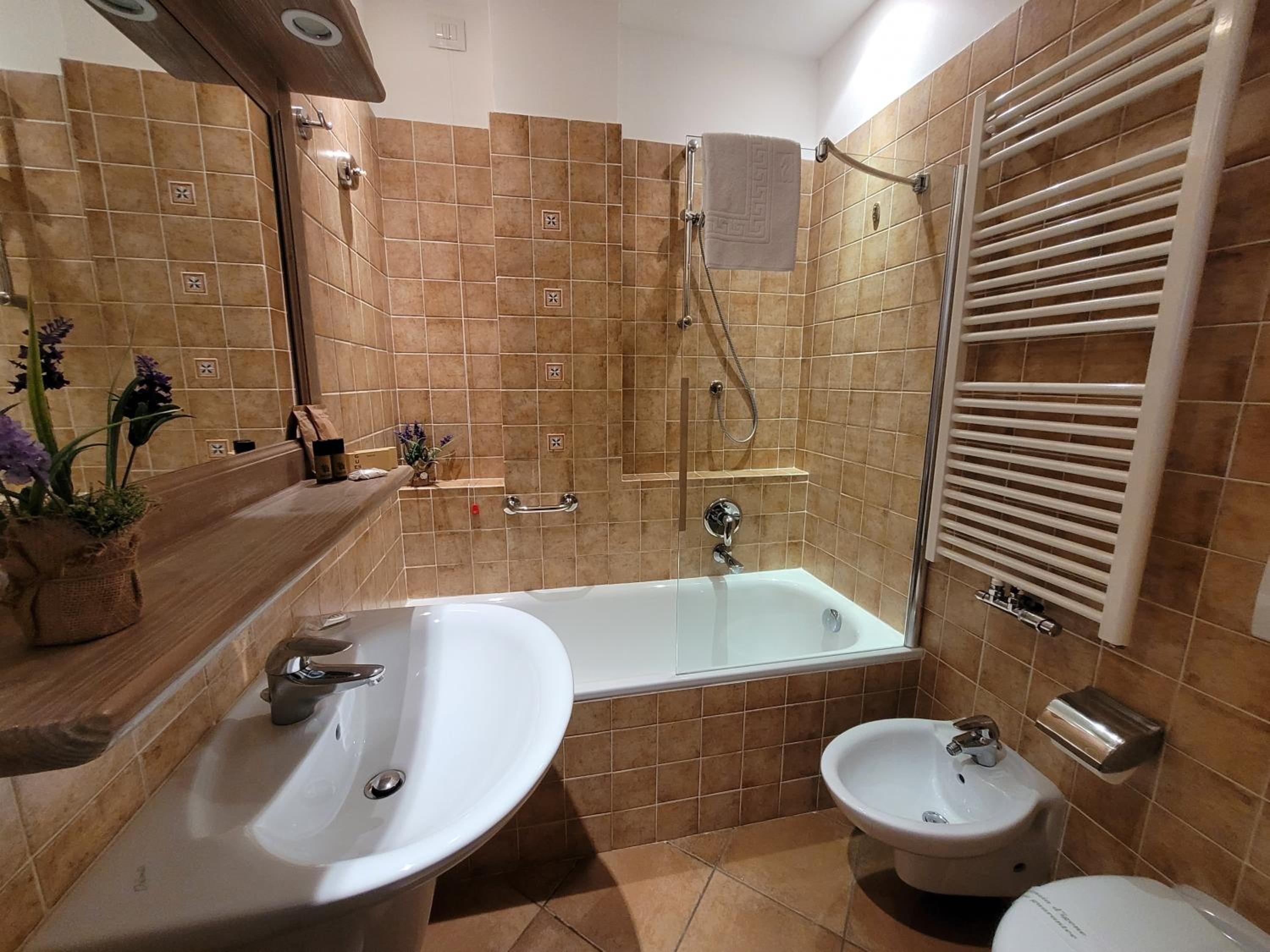 Small Double or Twin Room - Photo 10