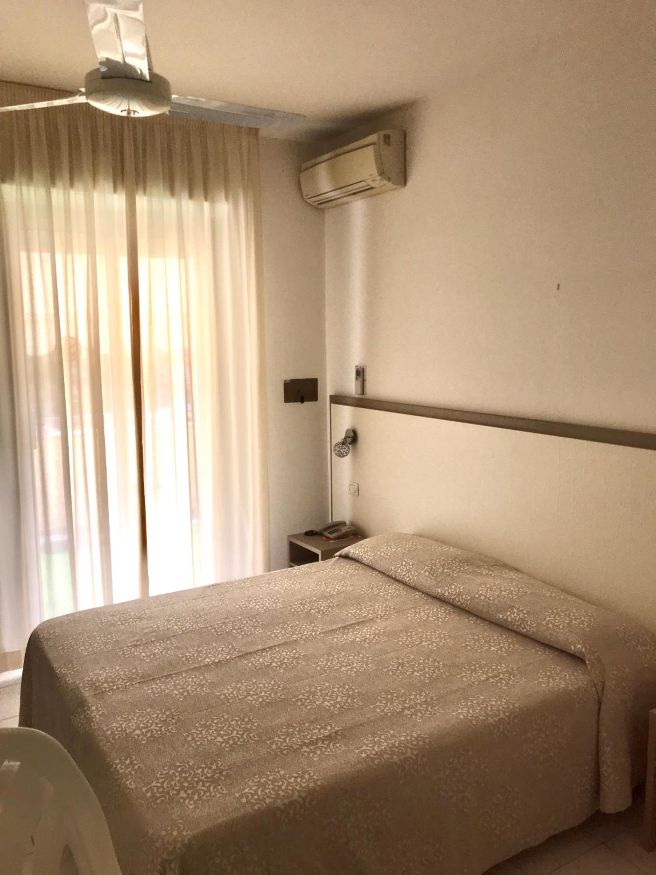 Standard Double Room - Photo 7