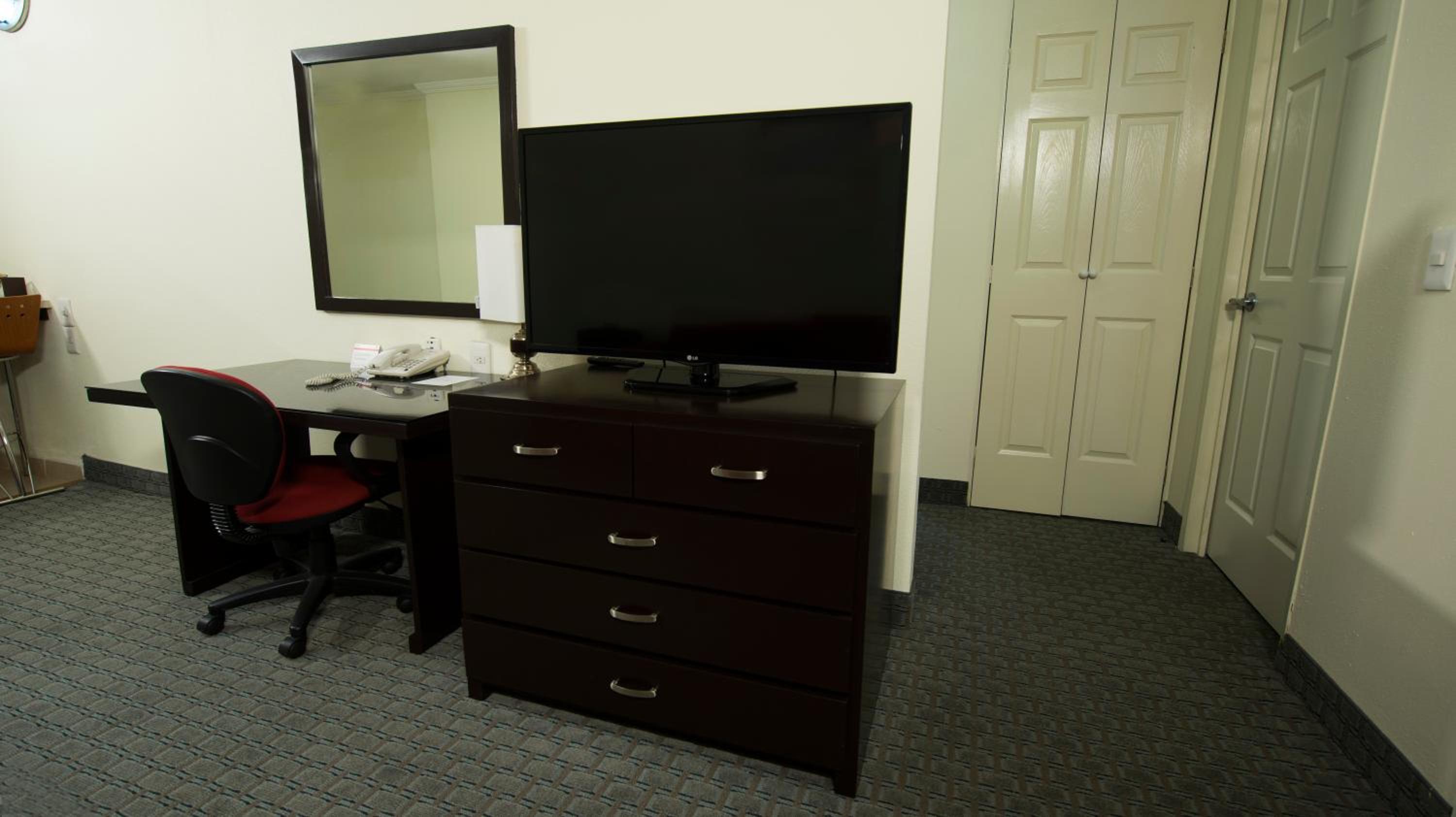 Primary Suite with Two Bedrooms, Two Queen Beds, Non-Smoking - Photo 3