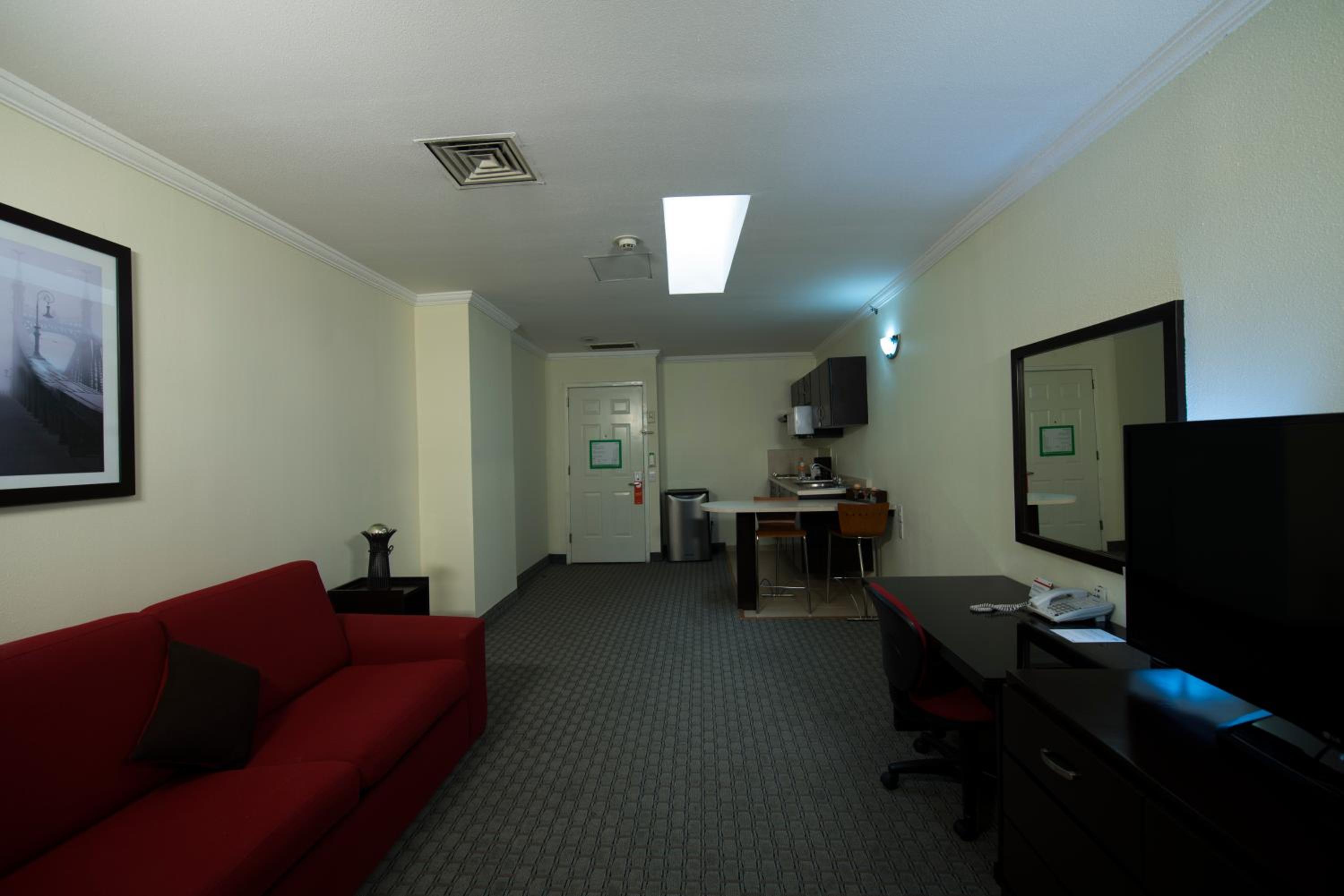 Primary Suite with Two Bedrooms, Two Queen Beds, Non-Smoking - Photo 2