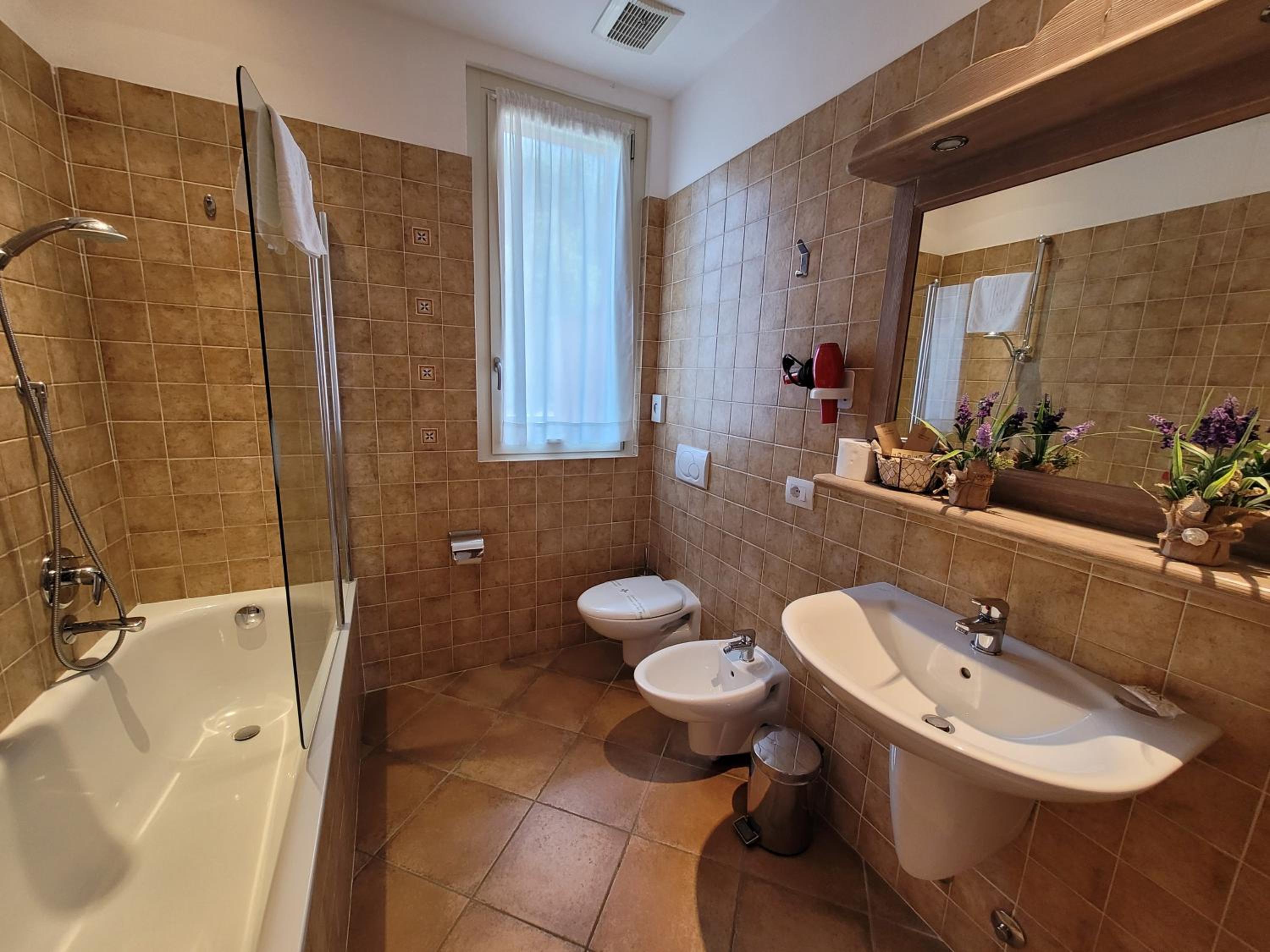 Superior King Room - Photo 9