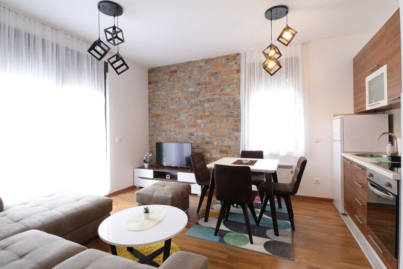 One-Bedroom Apartment - Photo 2