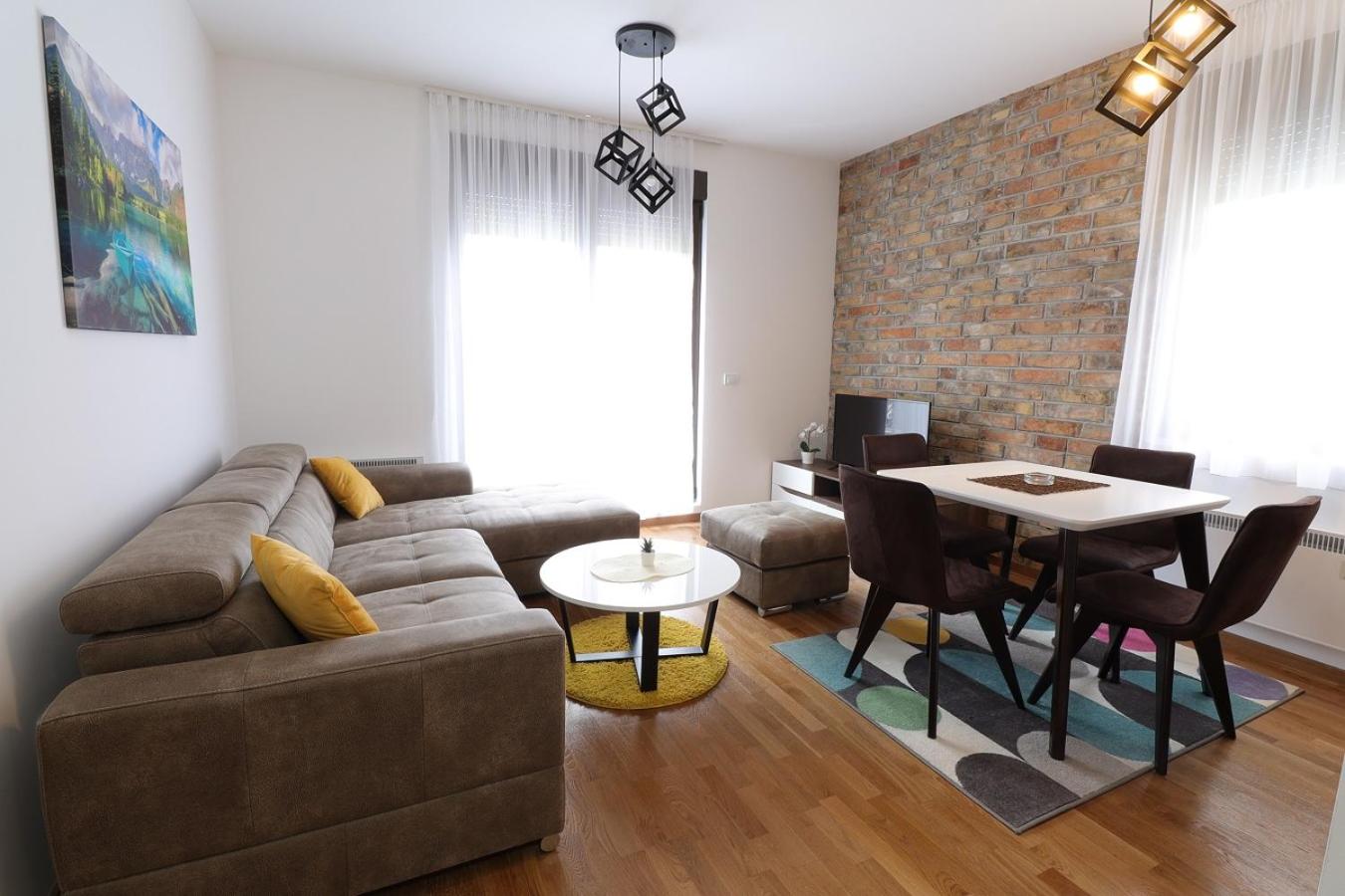 One-Bedroom Apartment - Photo 1