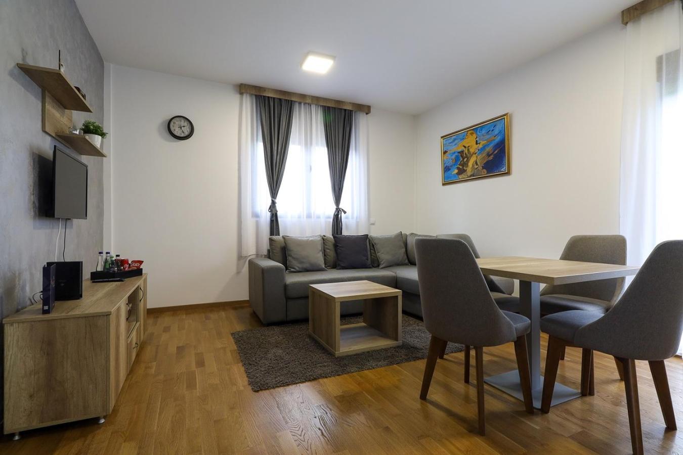 Deluxe Queen Suite - Photo 7