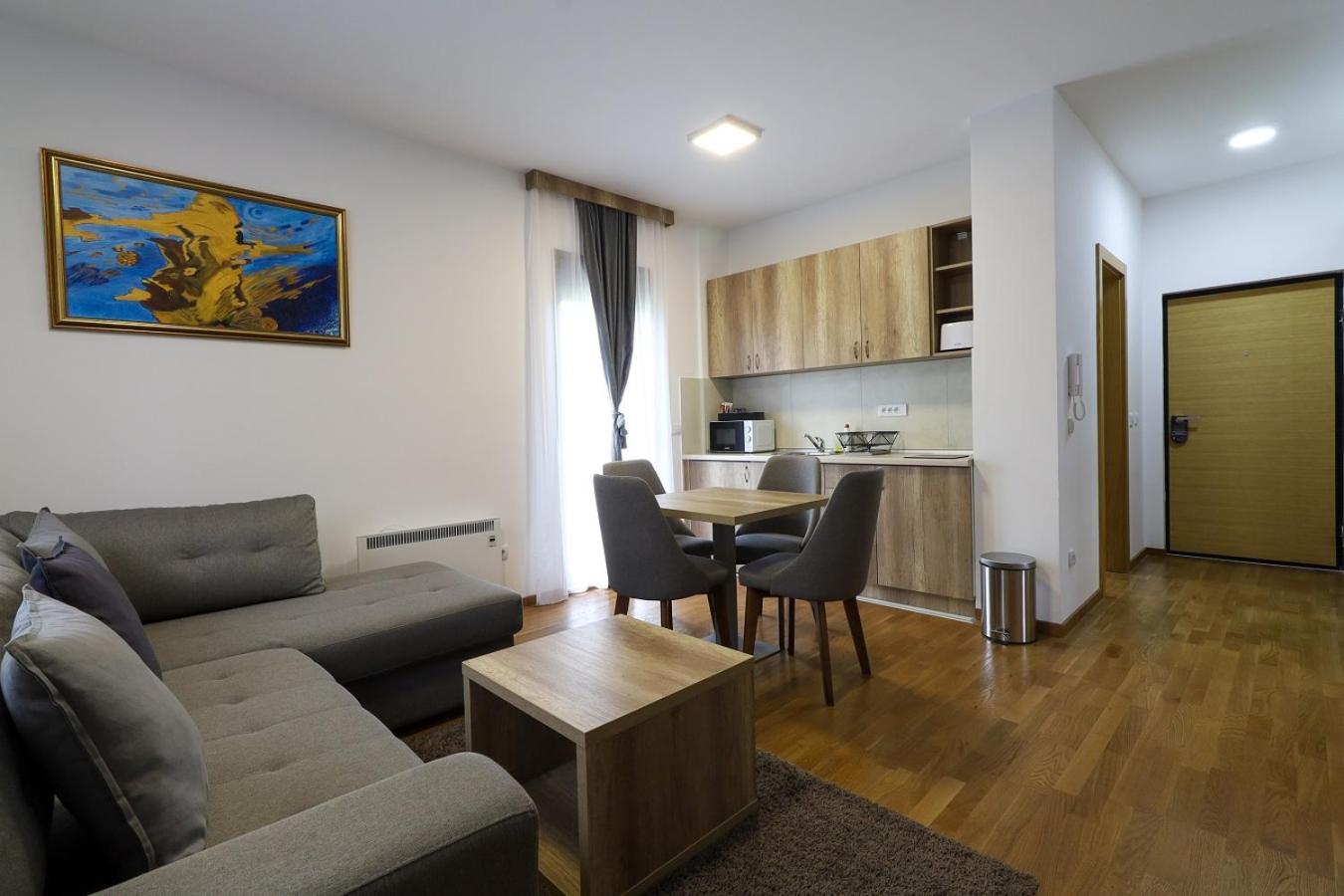 Deluxe Queen Suite - Photo 9
