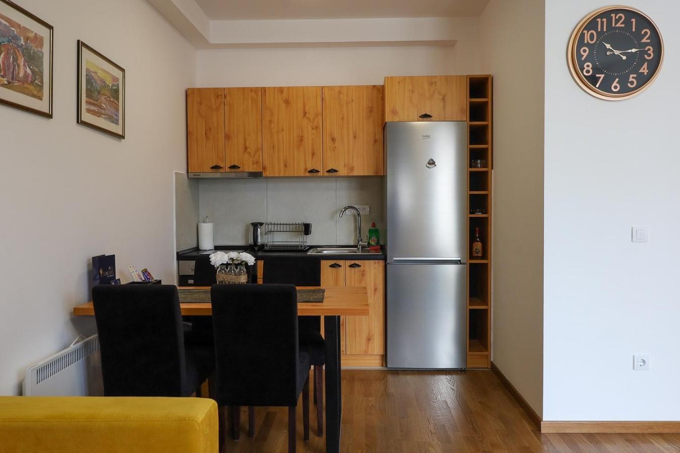 Deluxe Queen Suite - Photo 12