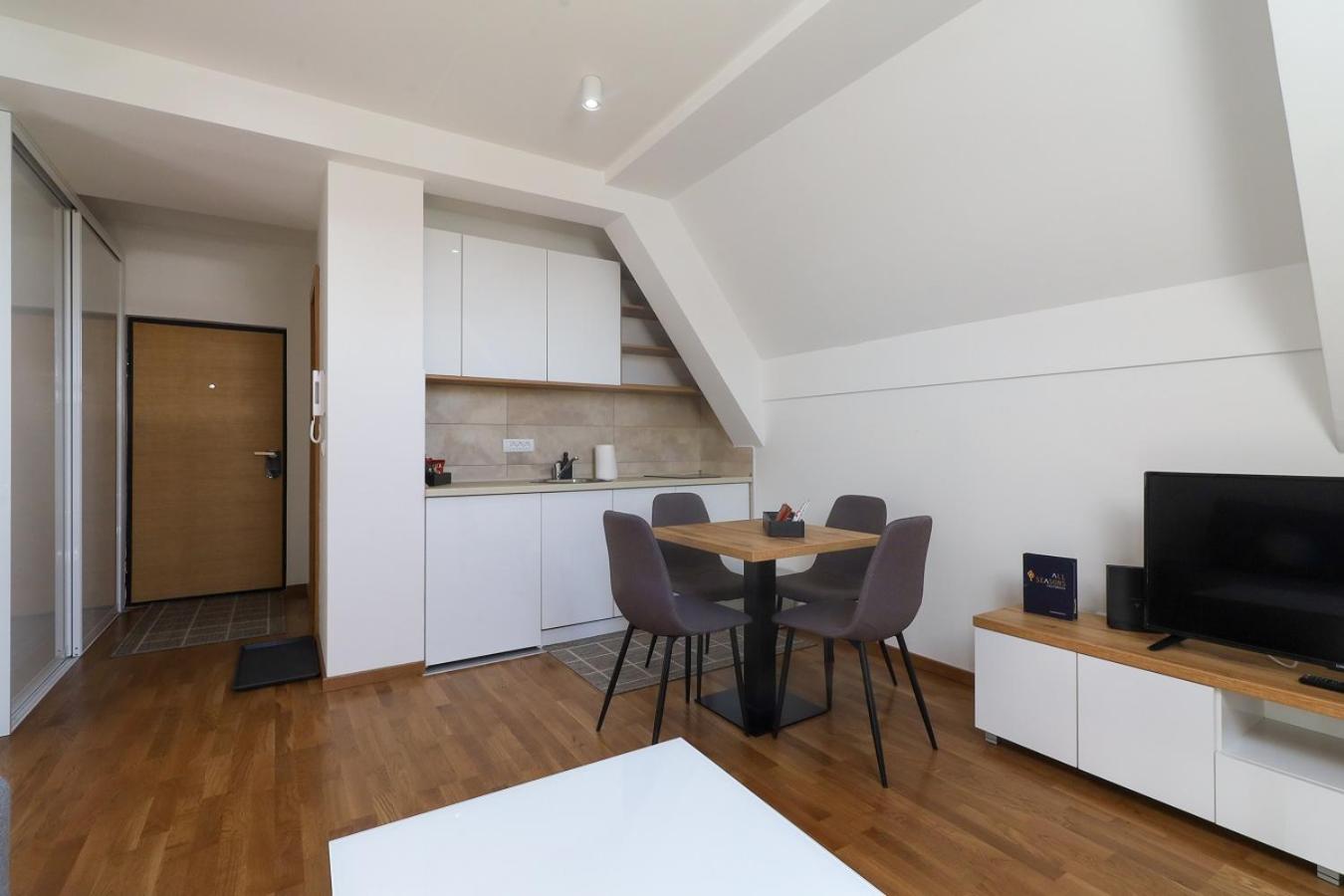 One-Bedroom Standard Apartment - Photo 21