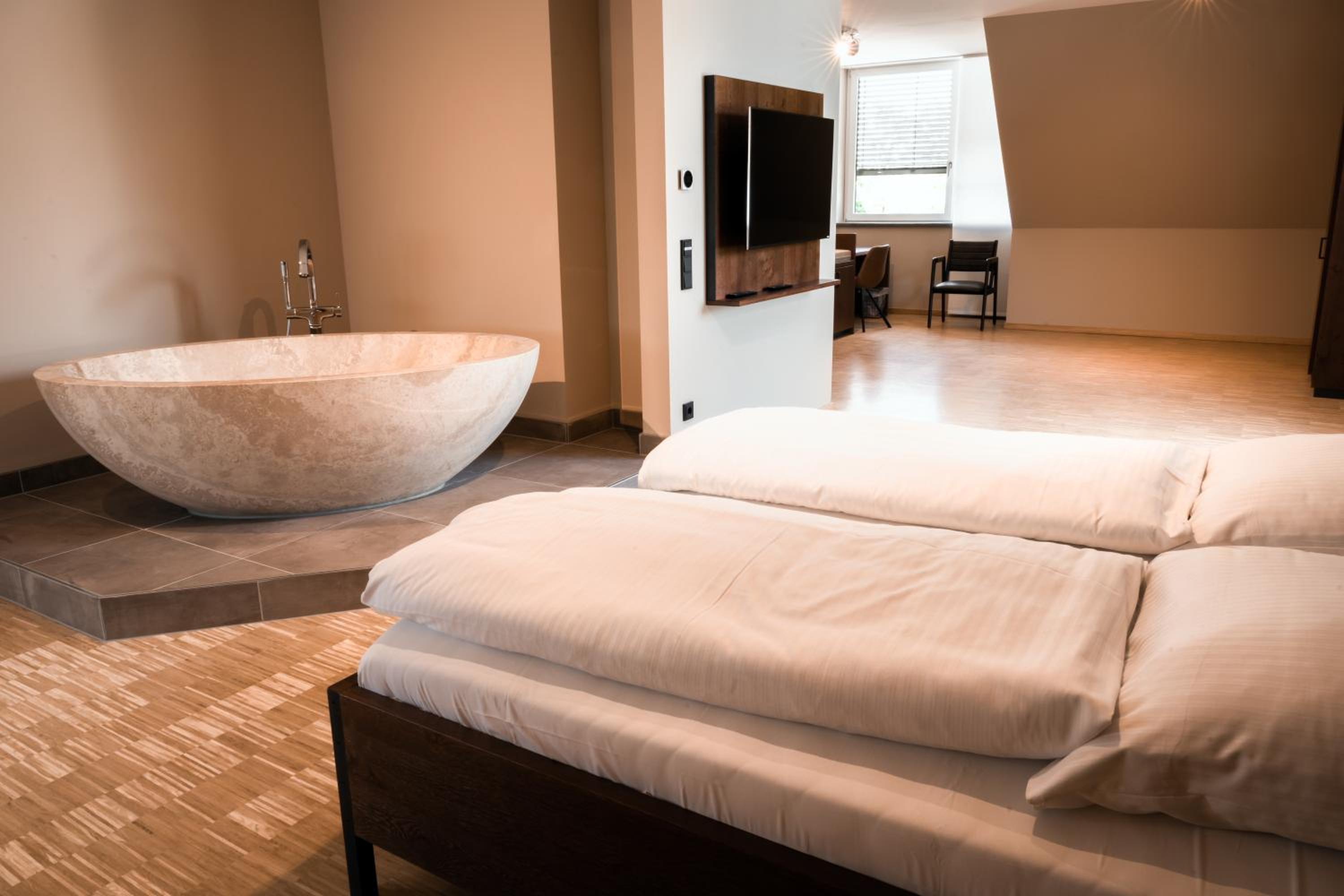 Suite - Photo 1