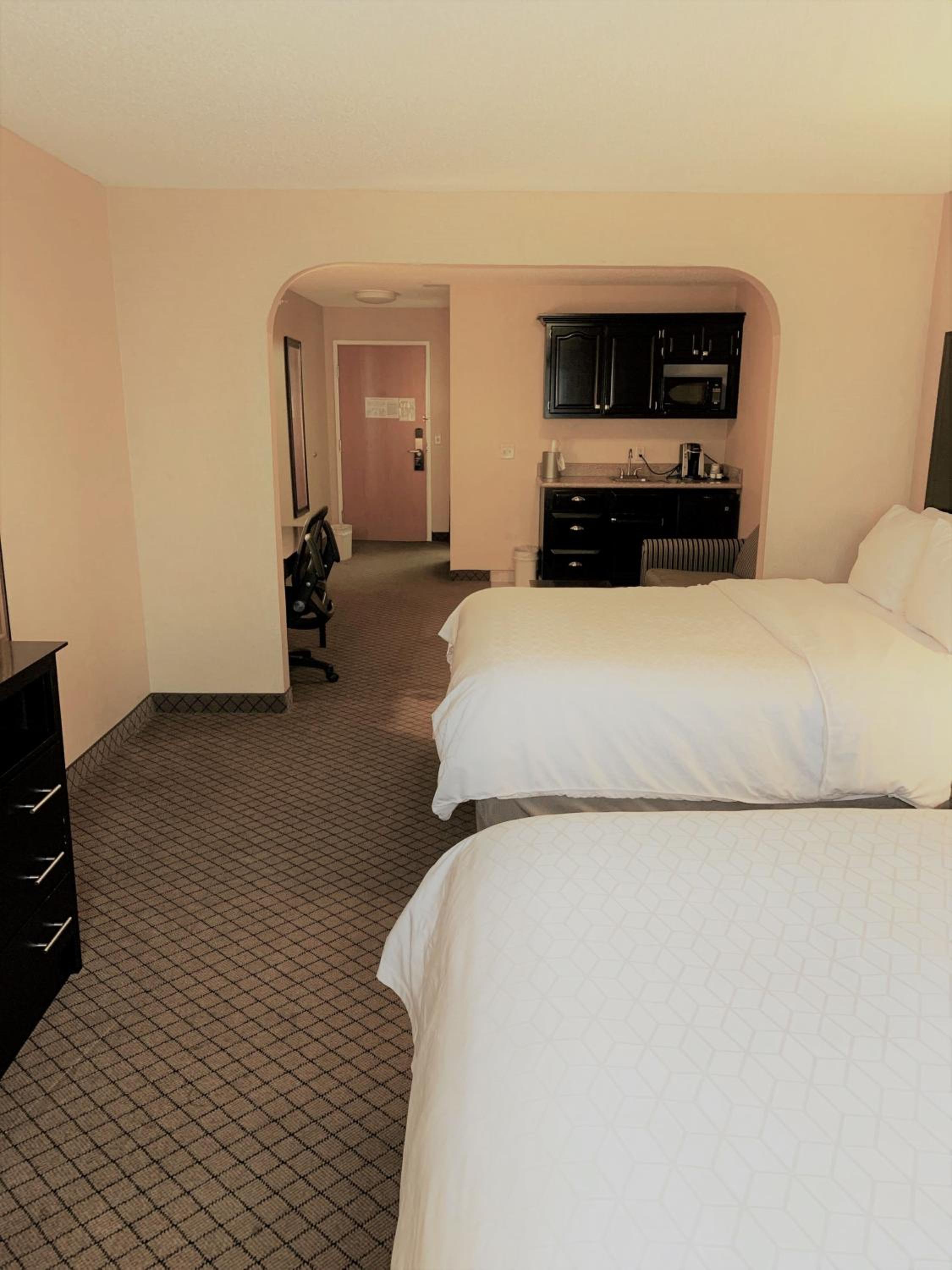 Standard Room with Two Queen Beds - Photo 7
