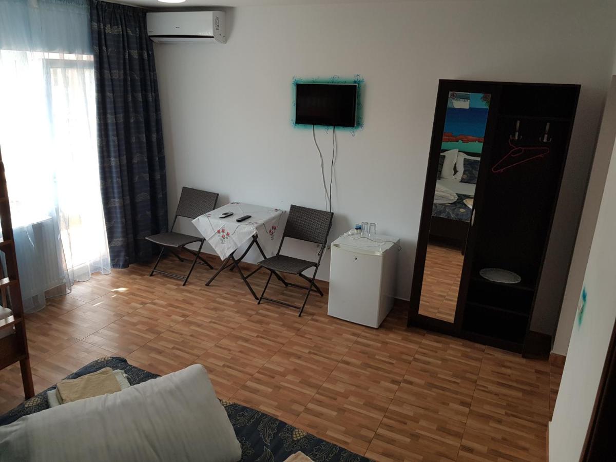 Family Room with Balcony photo 2