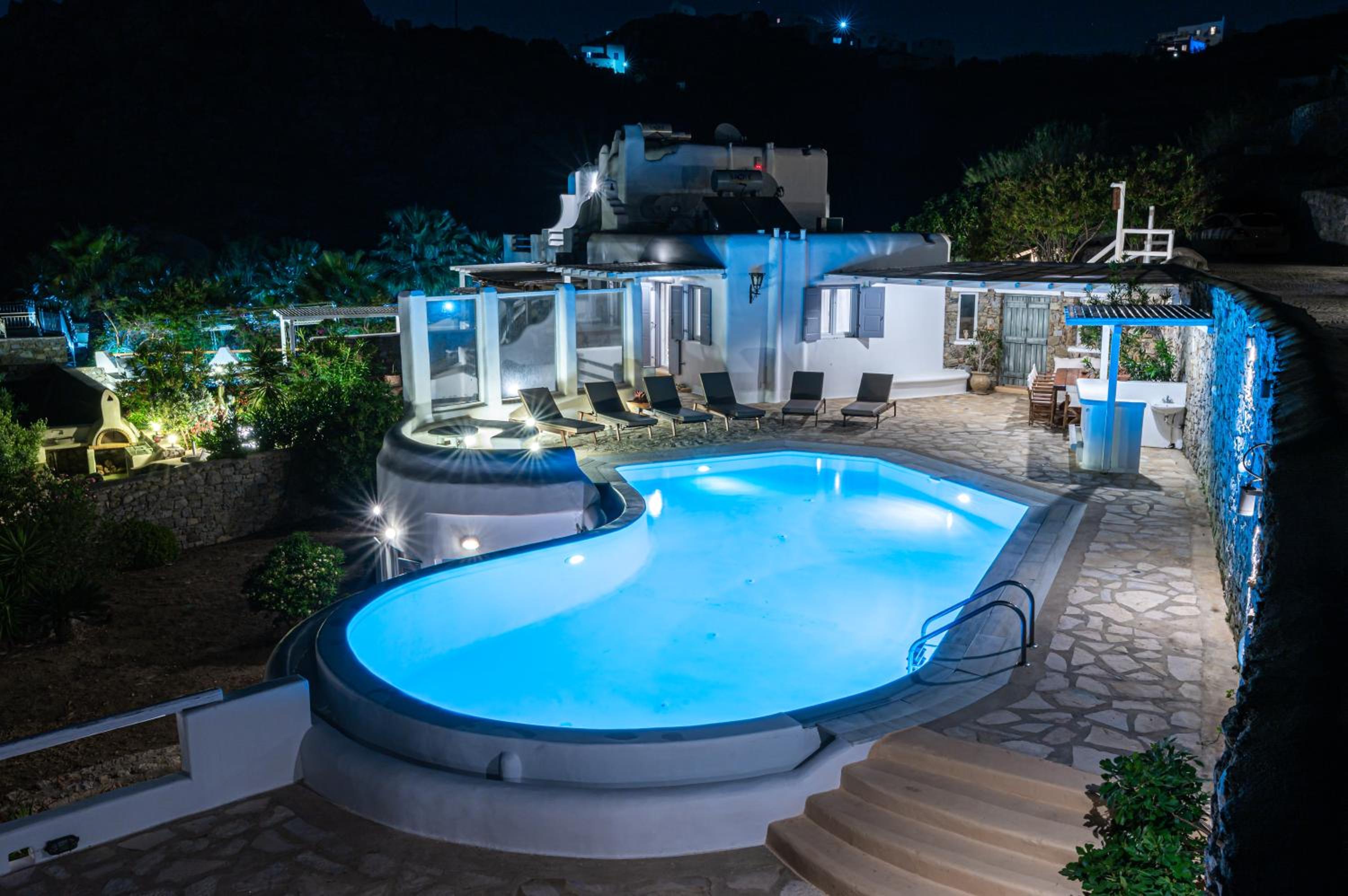 Four-Bedroom Villa with Private Pool - Photo 3