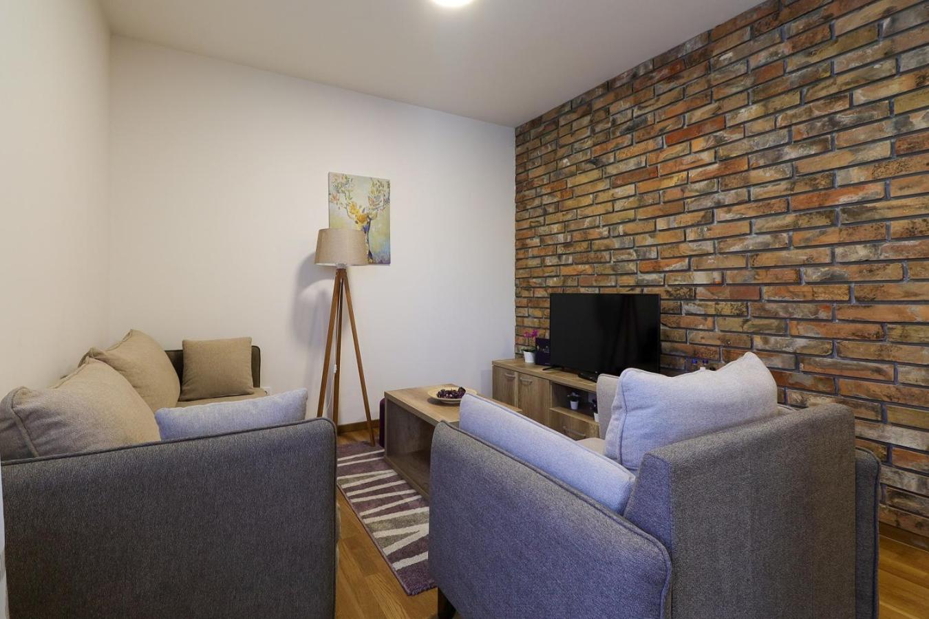 Deluxe Queen Suite - Photo 13