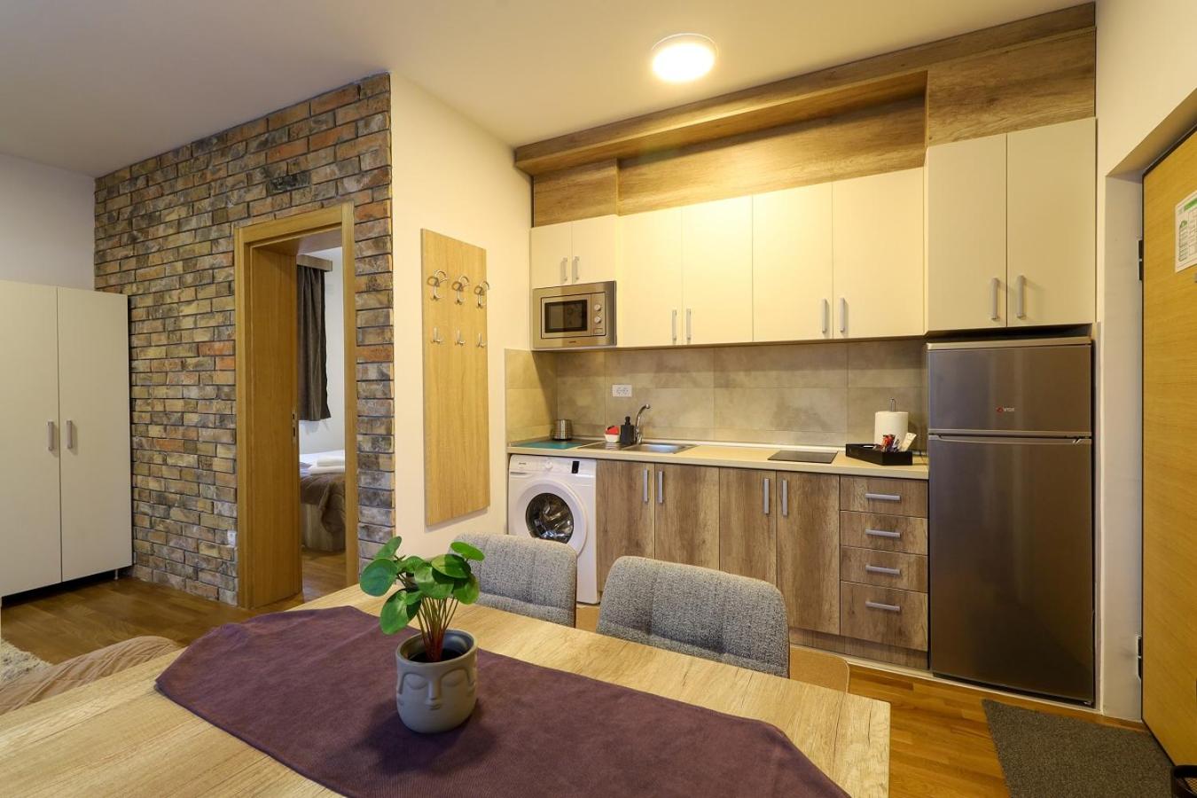 Deluxe Queen Suite - Photo 17