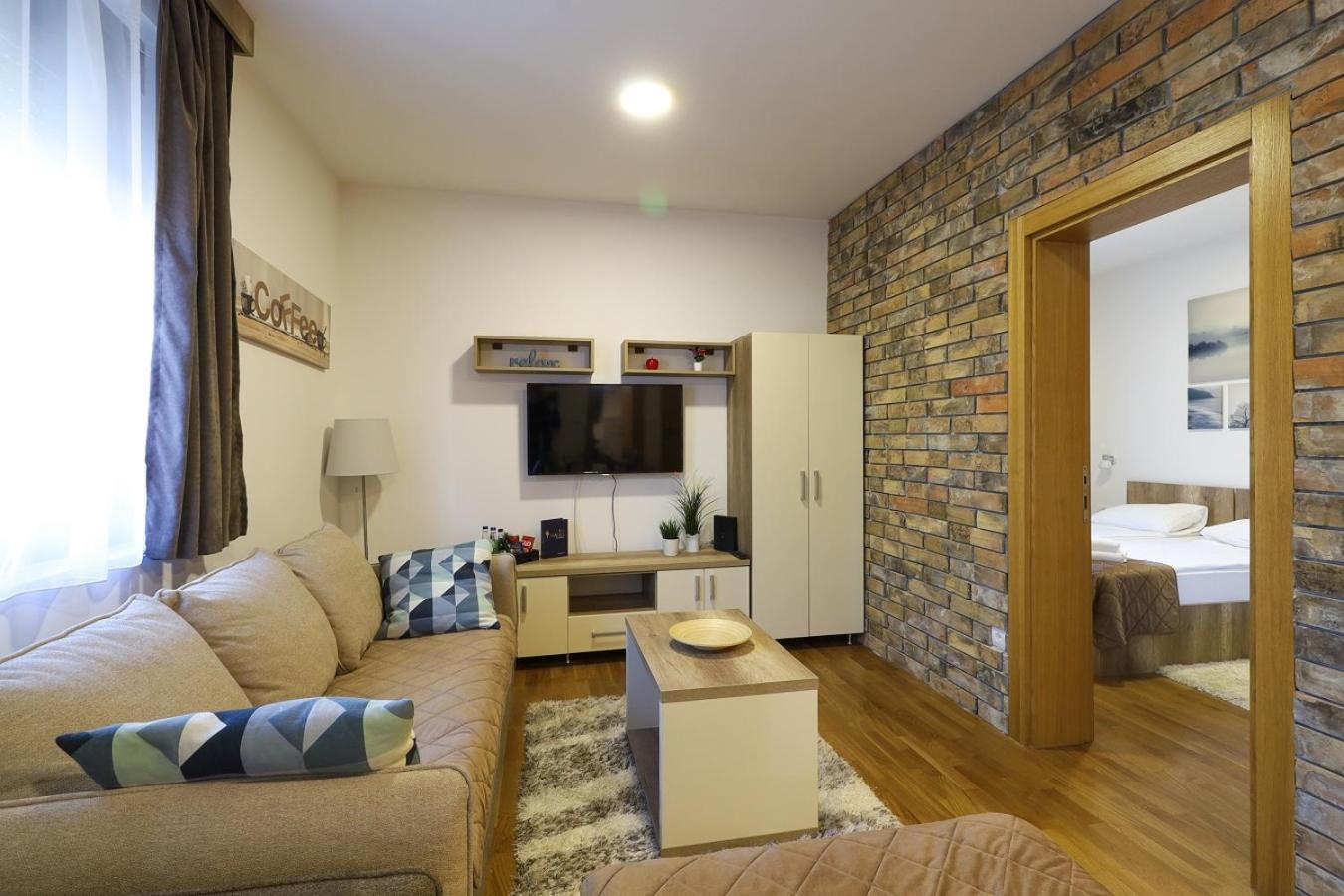 Deluxe Queen Suite - Photo 18