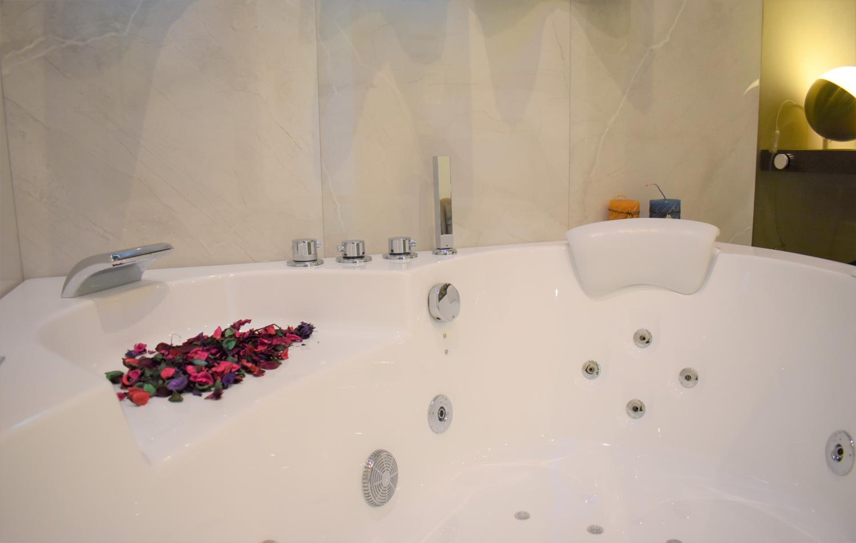 Double Room with Spa Bath - Photo 8