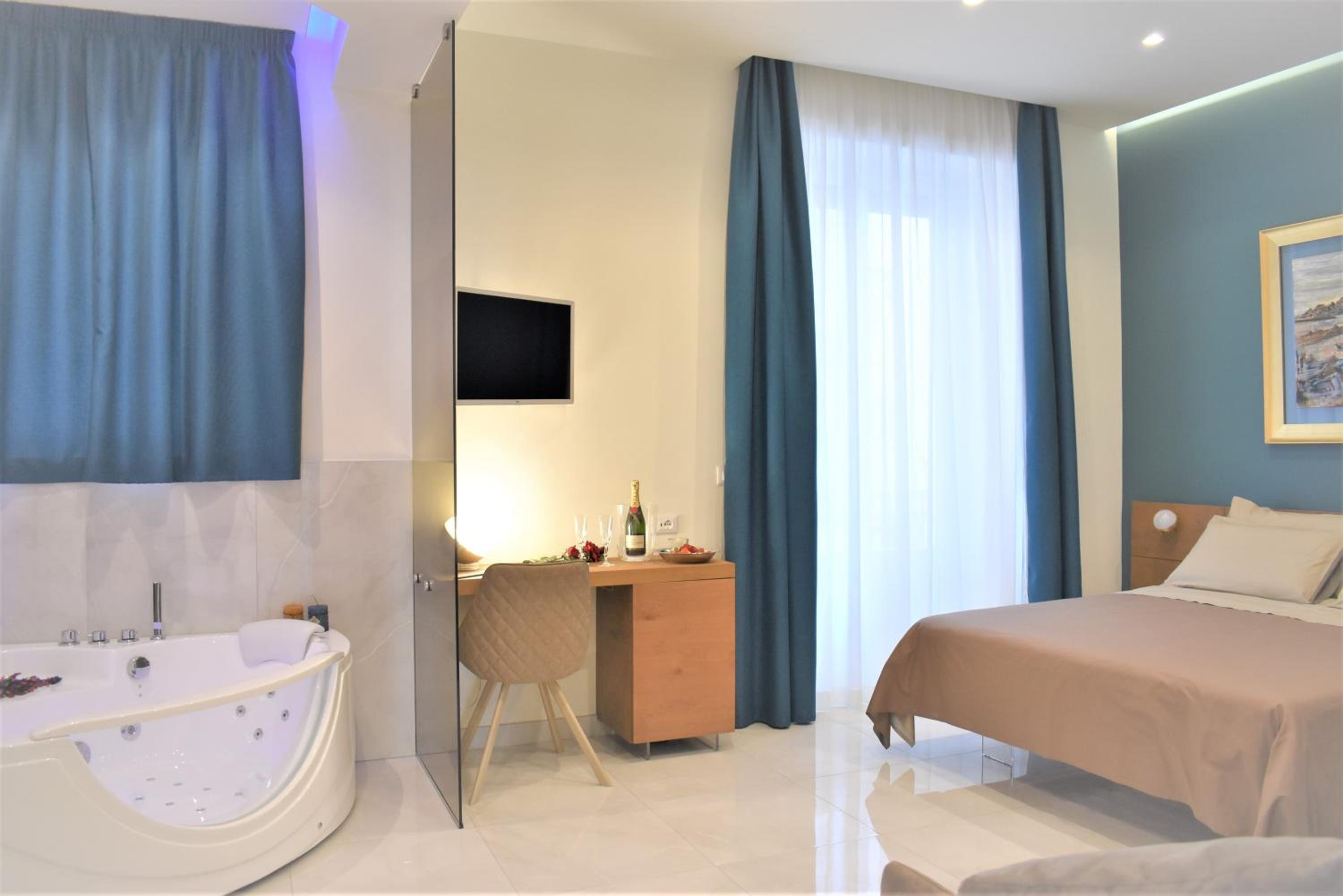 Double Room with Spa Bath - Photo 2