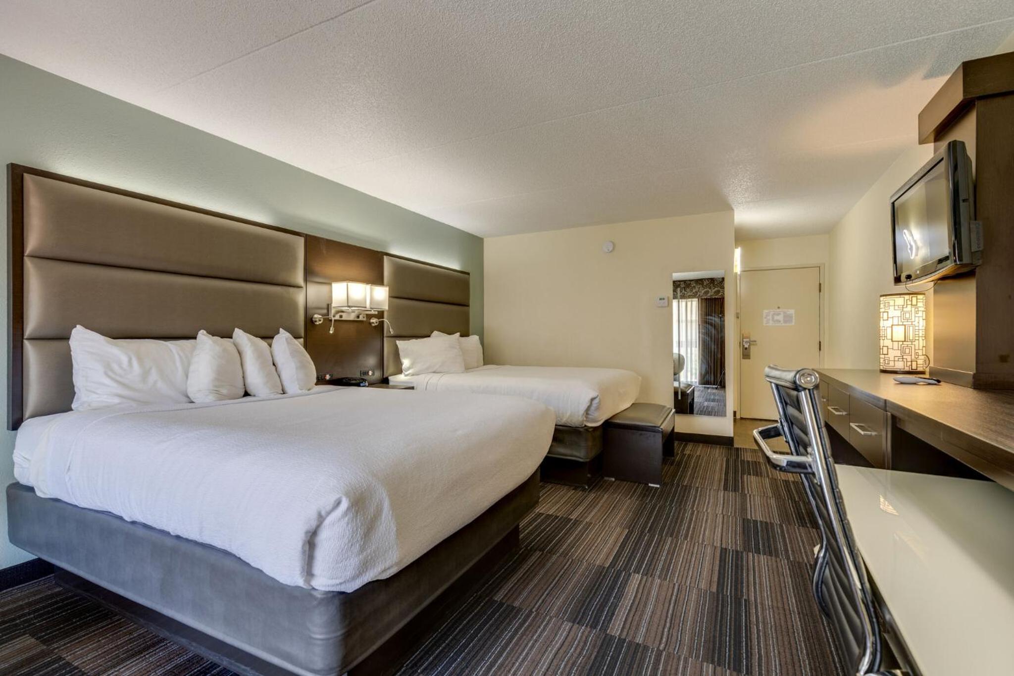 Queen Room with Two Queen Beds (Complimentary Happy Hour M-Sa) at Club Hotel Nashville Inn & Suites in Nashville