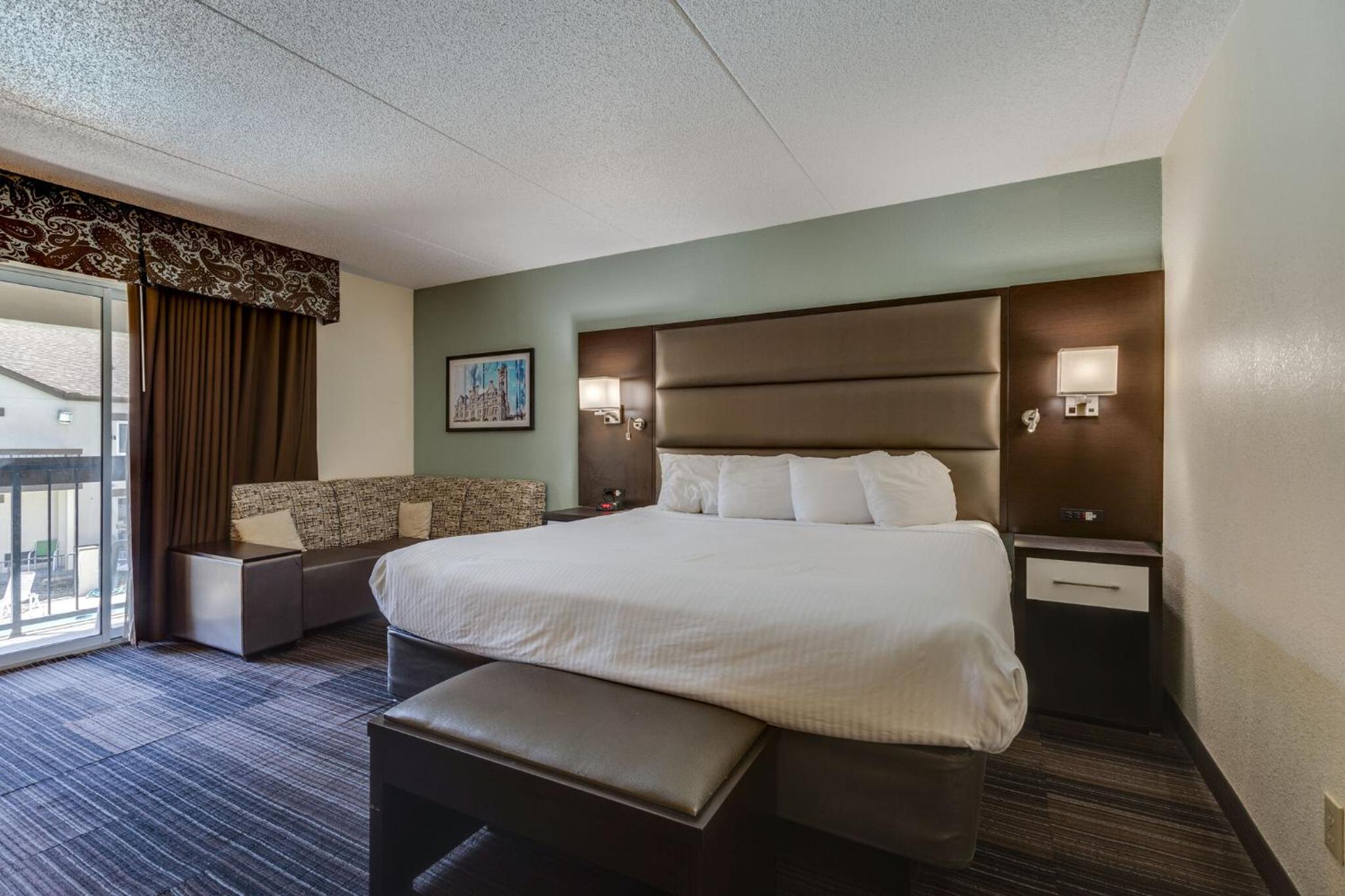 King Room with Balcony/Patio (Complimentary Happy Hour M-Sa) - Photo 1
