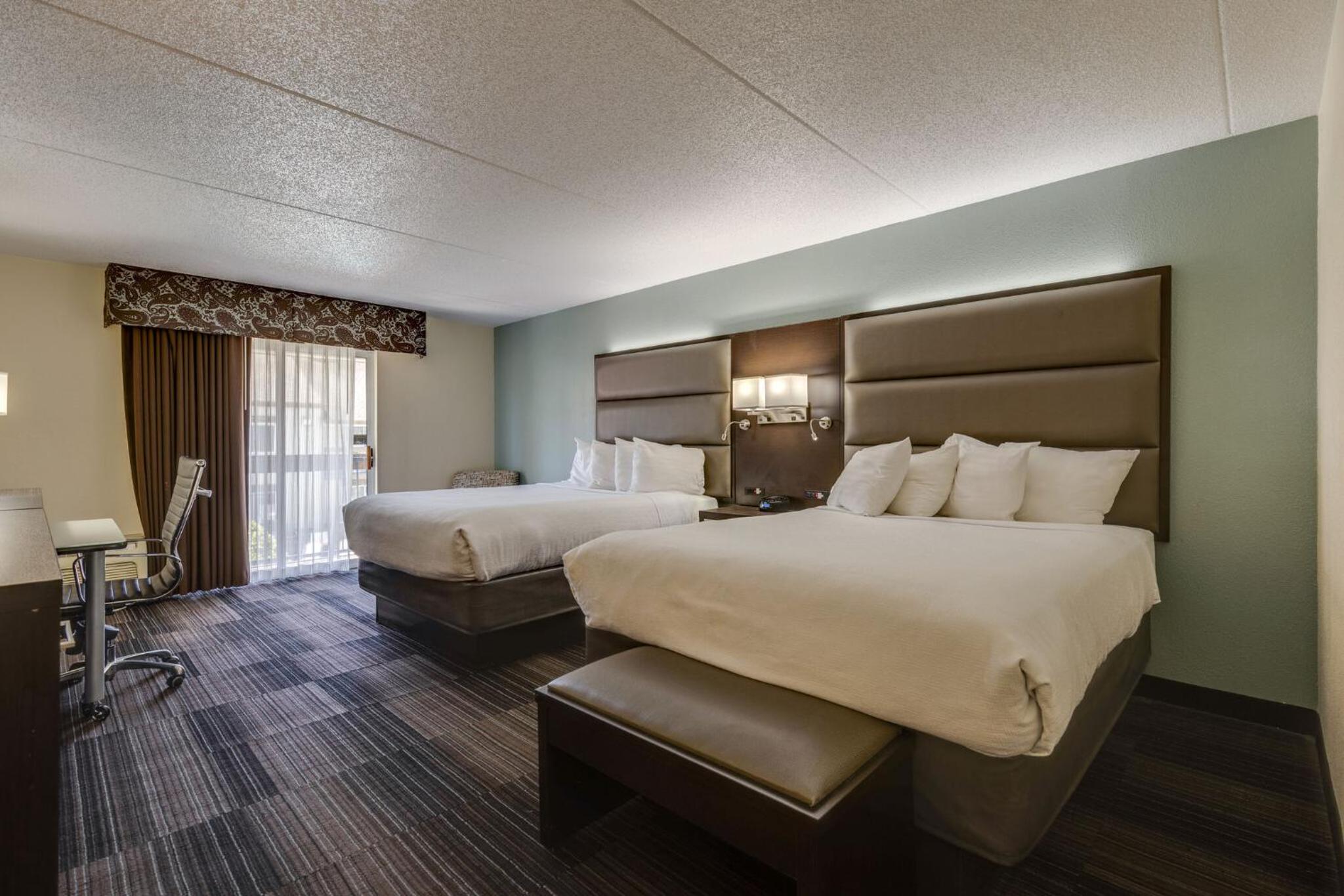 Two Queen Beds with Balcony/Patio (Complimentary Happy Hour M-Sa) at Club Hotel Nashville Inn & Suites in Nashville