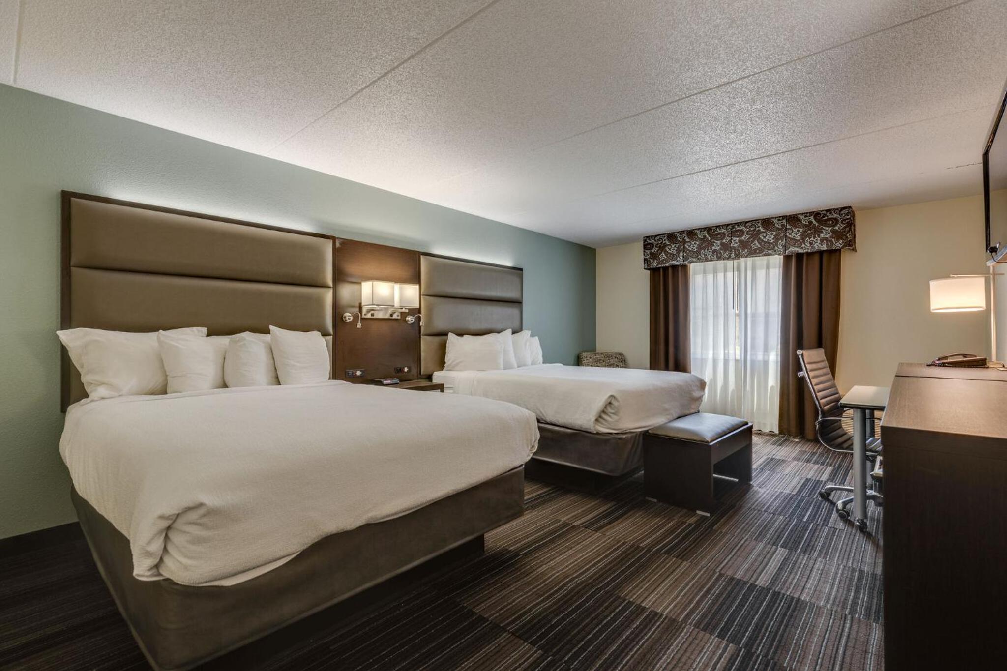 Two Queen Beds with Balcony/Patio (Complimentary Happy Hour M-Sa) - Photo 4