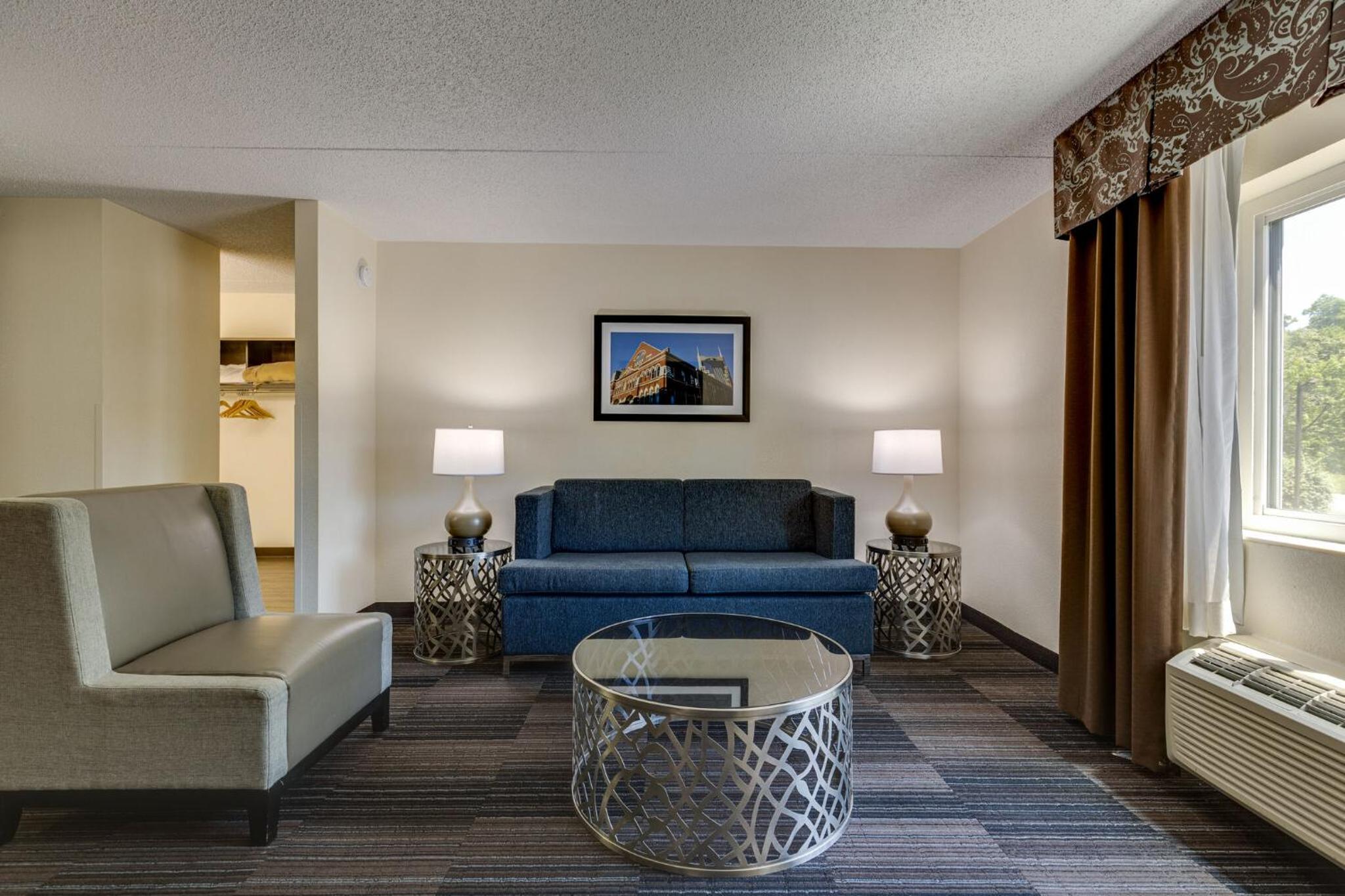 Two Queen Beds with Balcony/Patio (Complimentary Happy Hour M-Sa) thumbnail 6