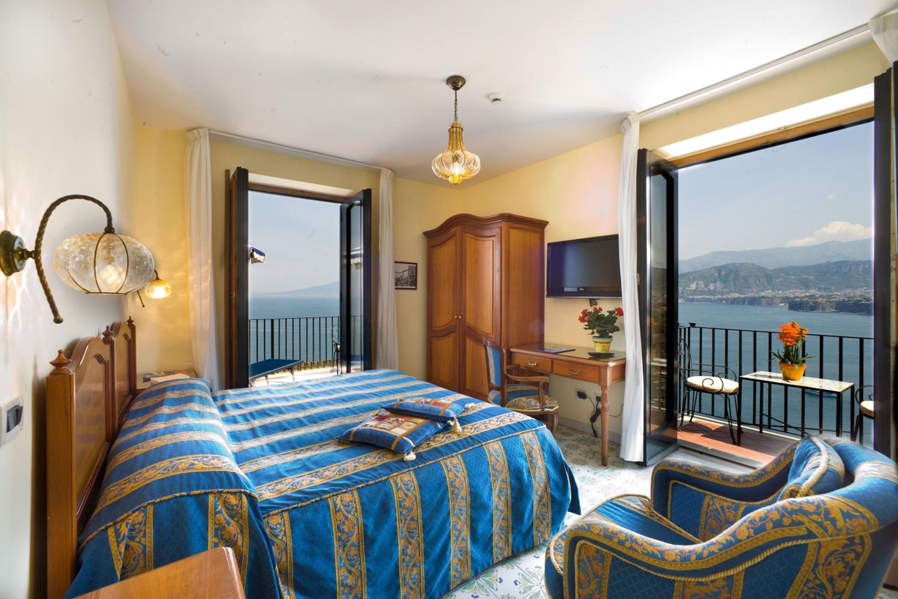 Deluxe Double Room with Sea View - Photo 6