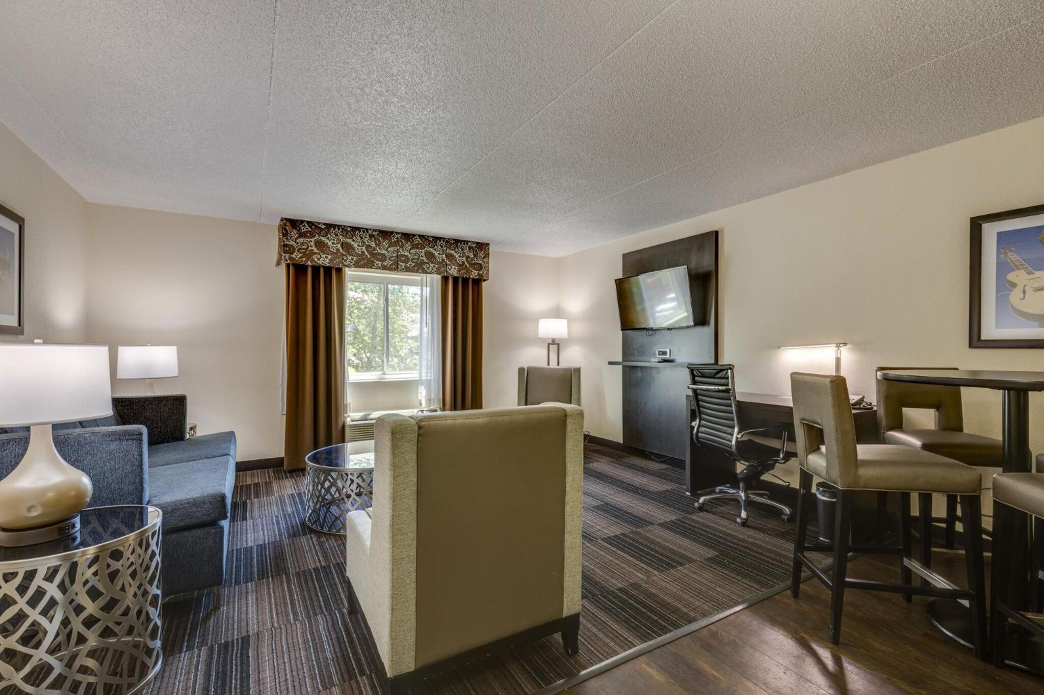 Executive Suite (Complimentary Happy Hour M-Sa) - Photo 3