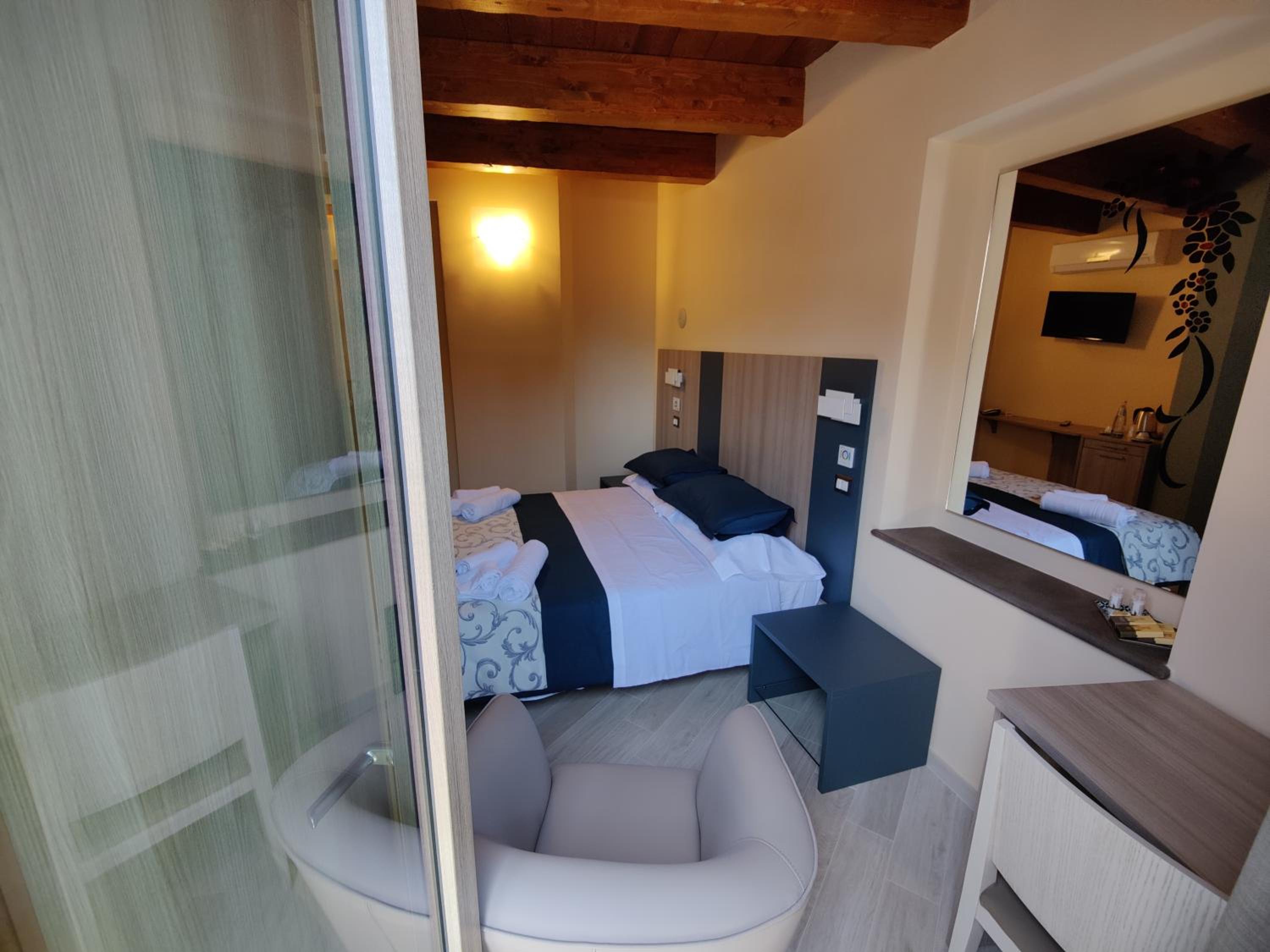 Double or Twin Room with Balcony photo 2