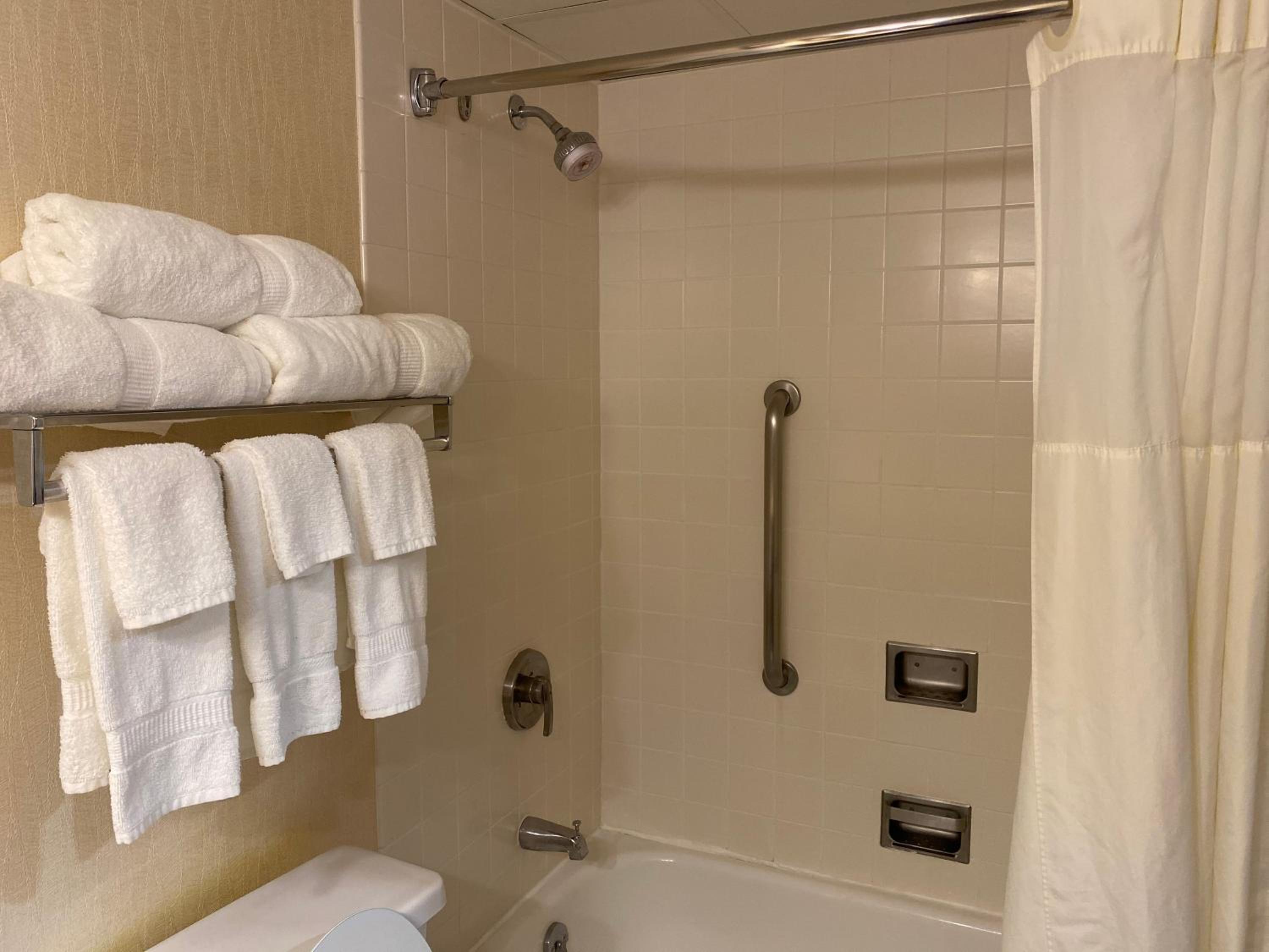 Queen Room with Two Queen Beds - Non-Smoking - Photo 4