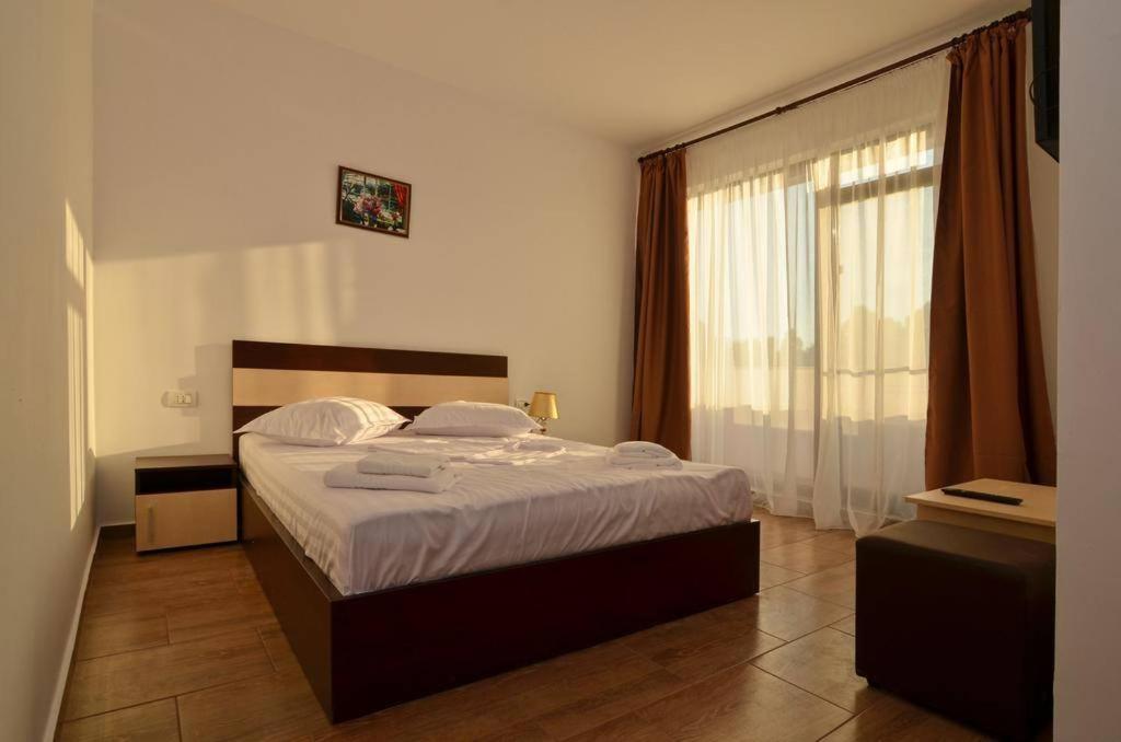 Double Room with Balcony - Photo 2