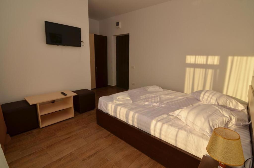 Double Room with Balcony - Photo 4
