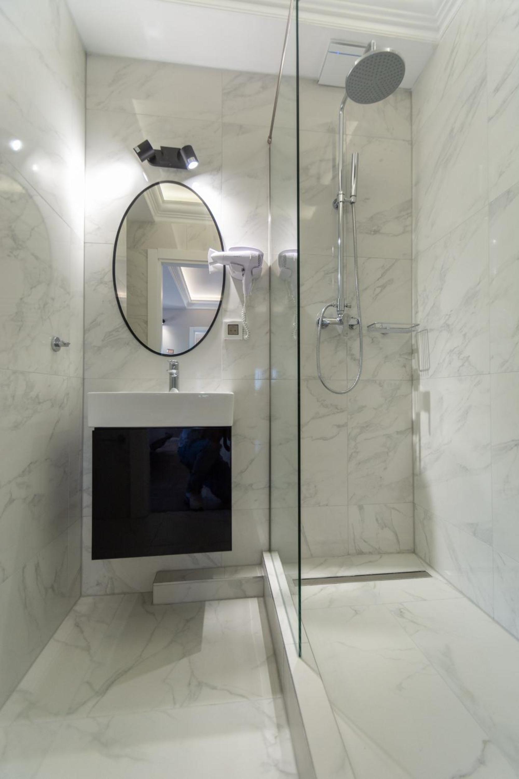 One-Bedroom Suite - Photo 2