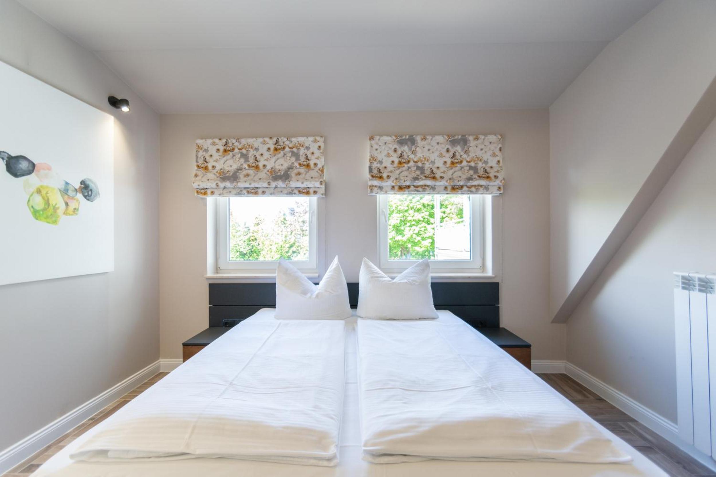 One-Bedroom Suite - Photo 8