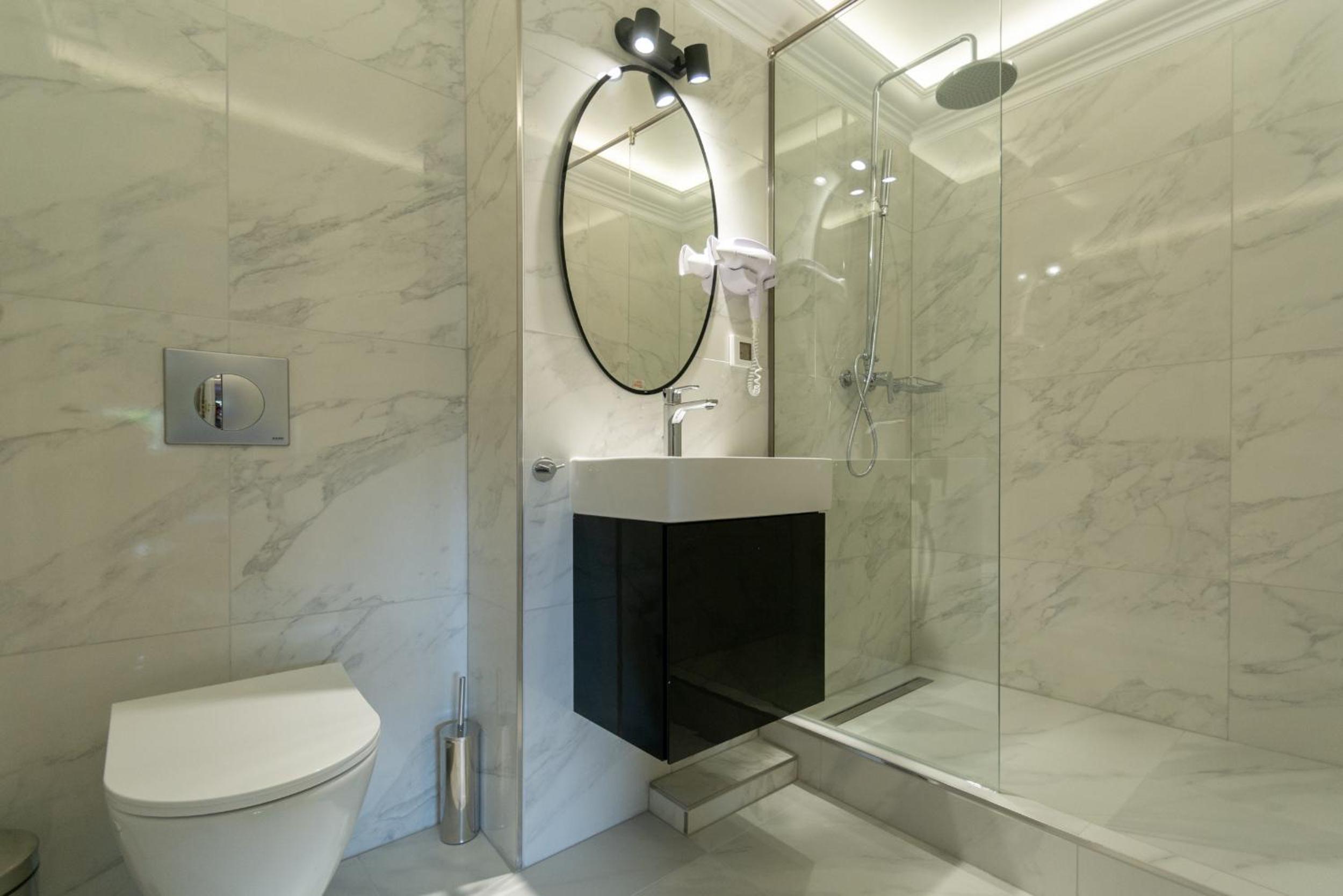 One-Bedroom Suite - Photo 5