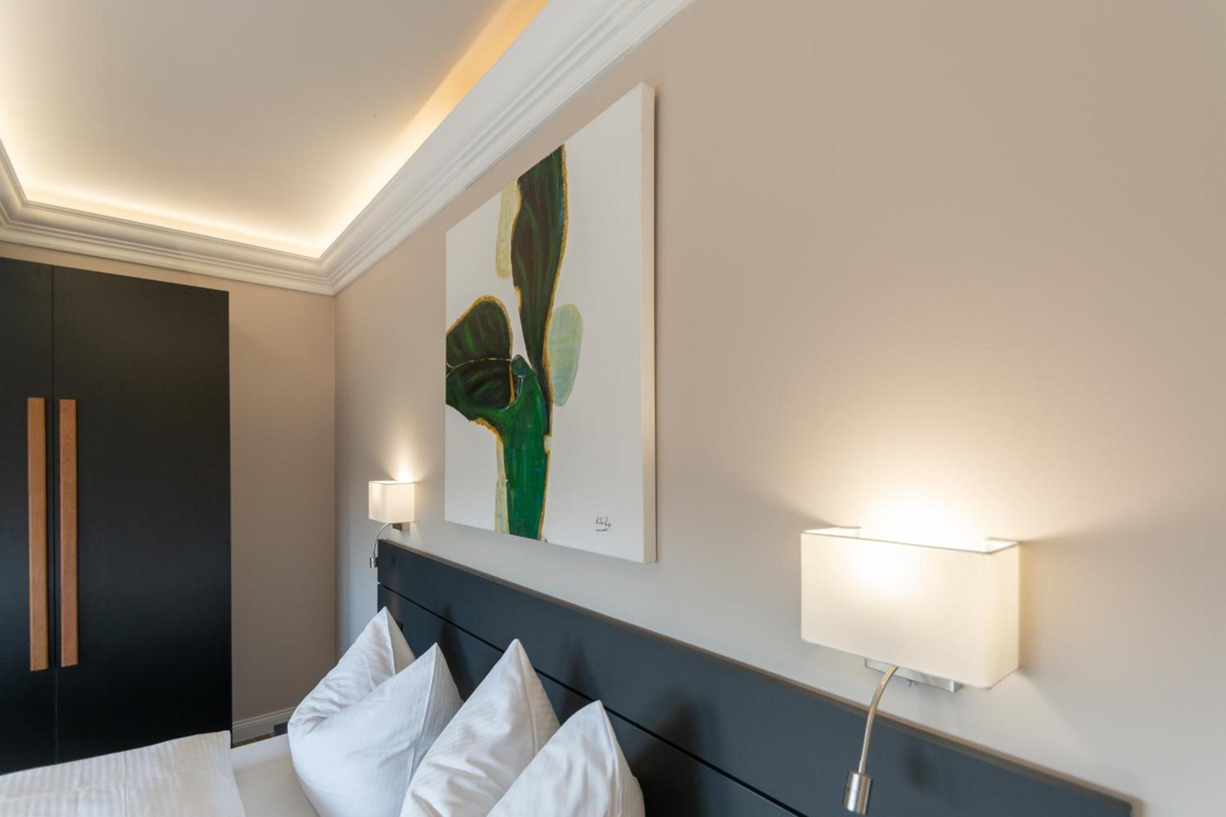 One-Bedroom Suite - Photo 6