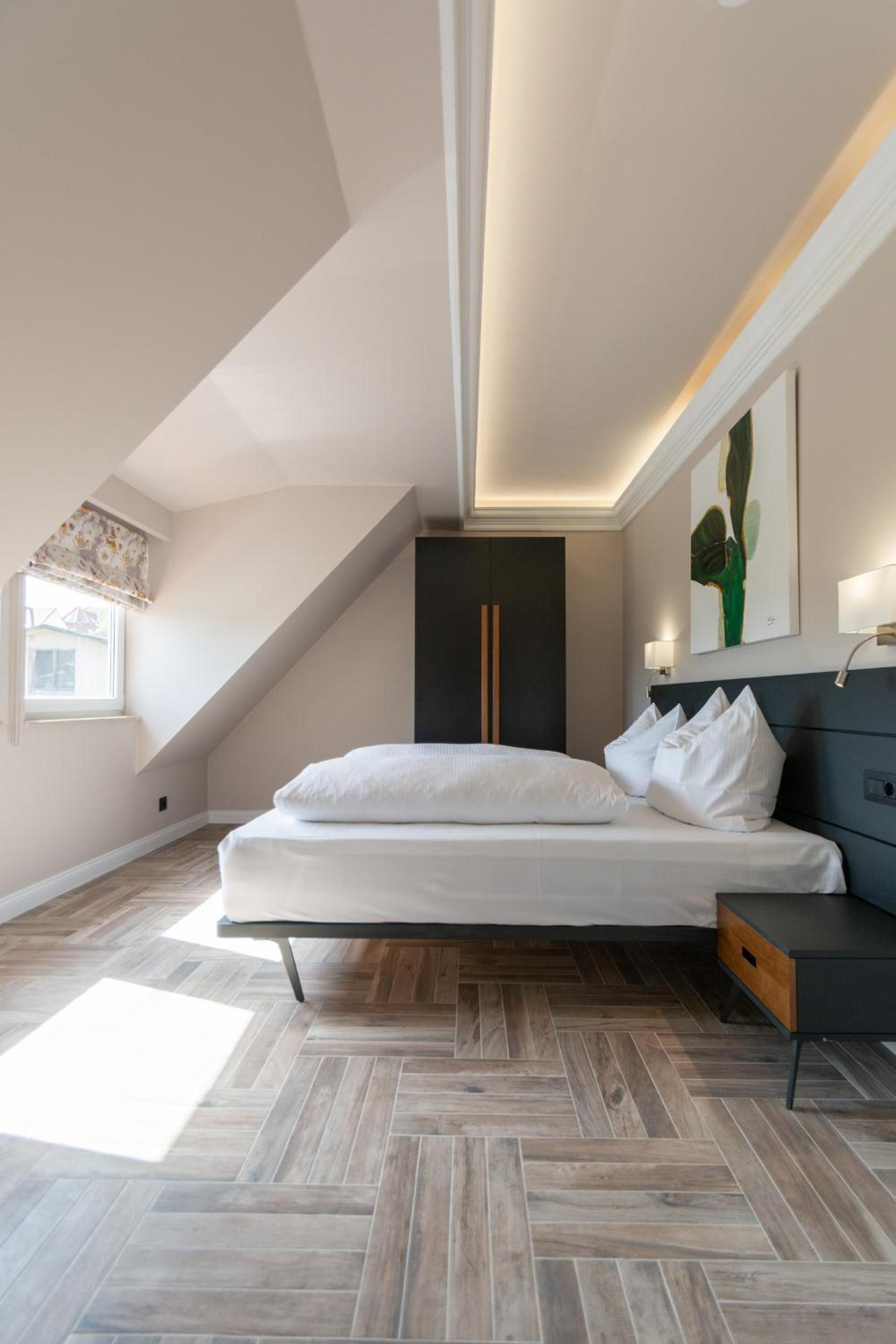 One-Bedroom Suite - Photo 7
