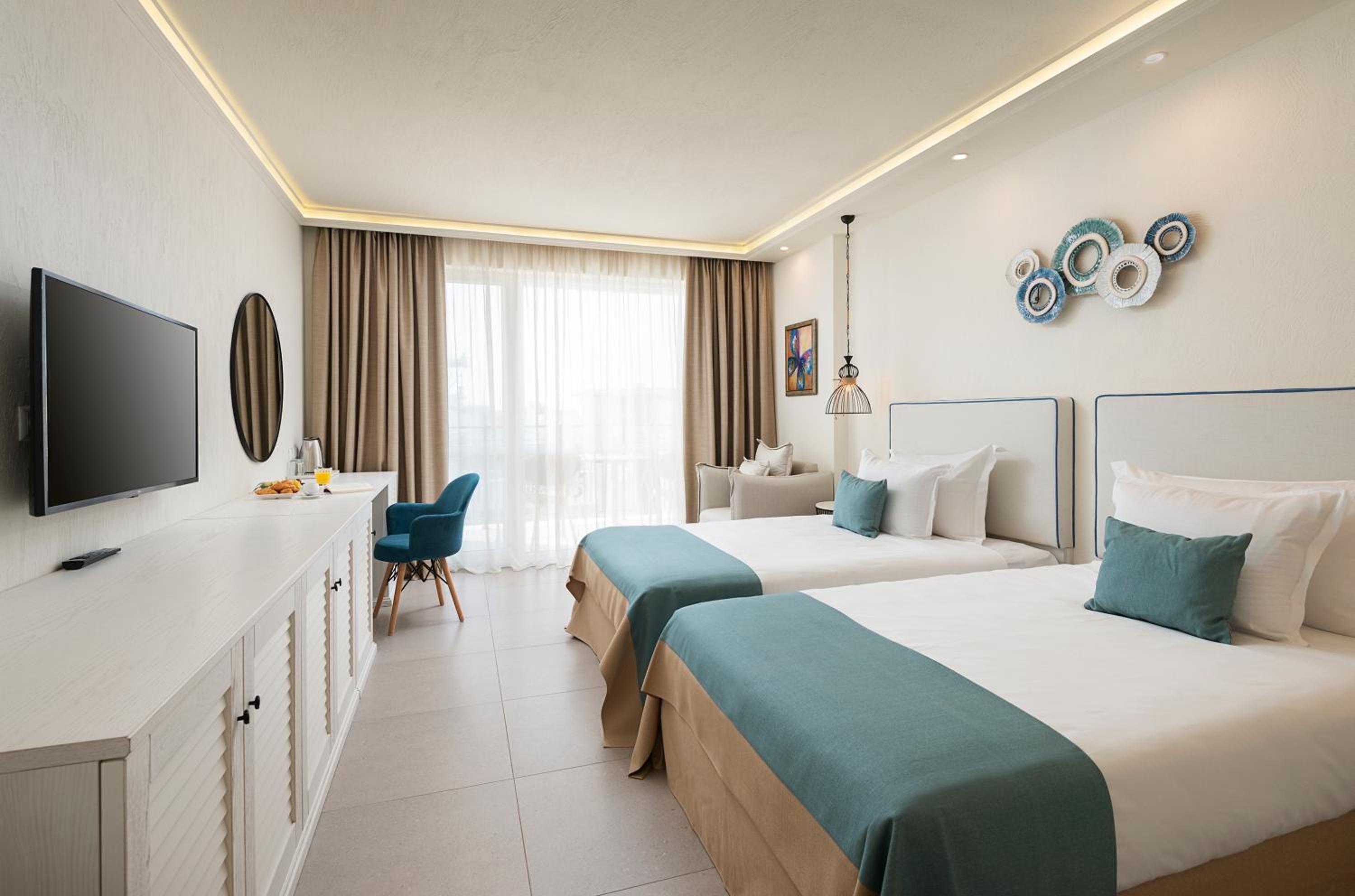 Deluxe Twin Room with Balcony - Photo 1